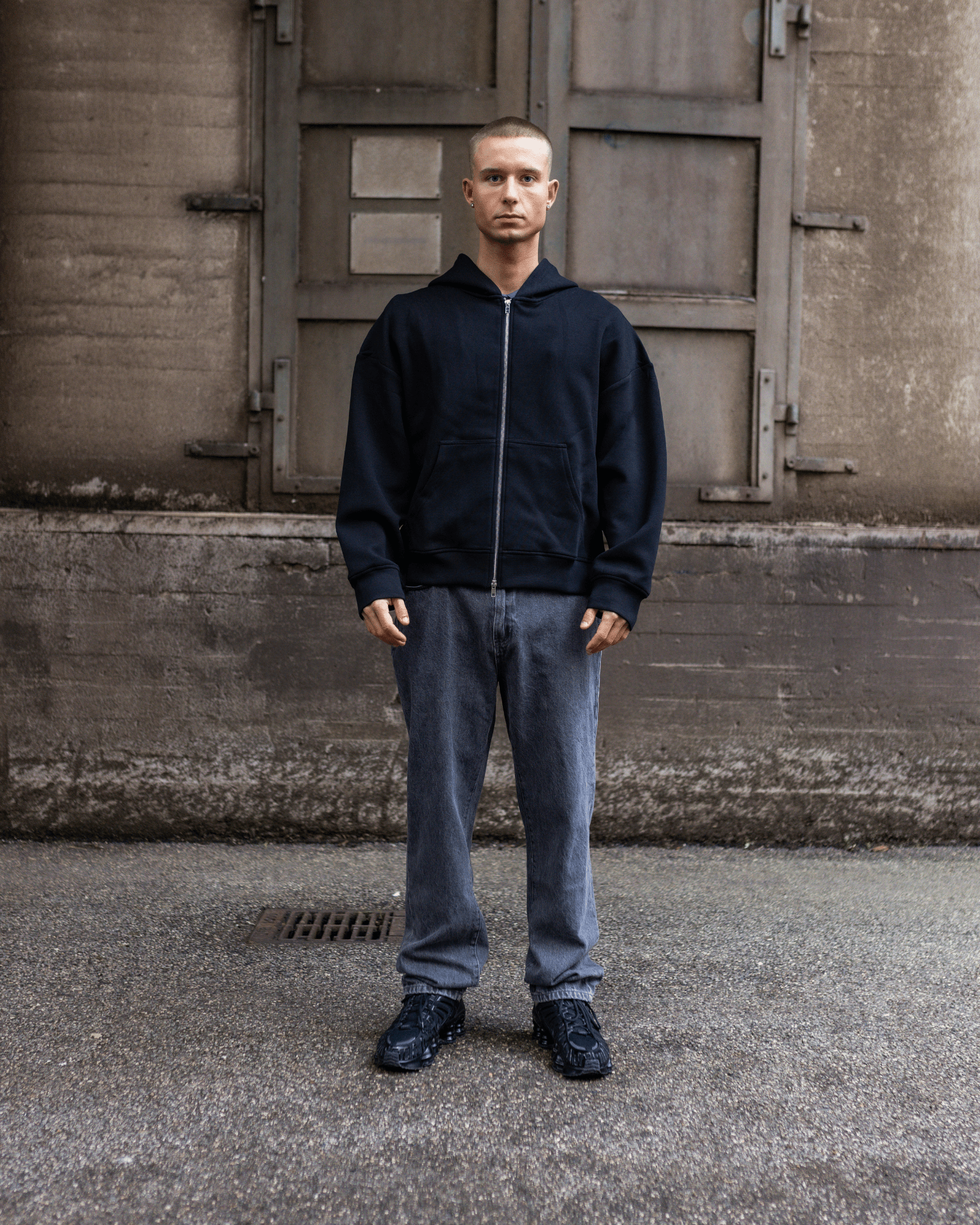Model i mørkegrå Blake regular jeans med lav talje og sort hættetrøje