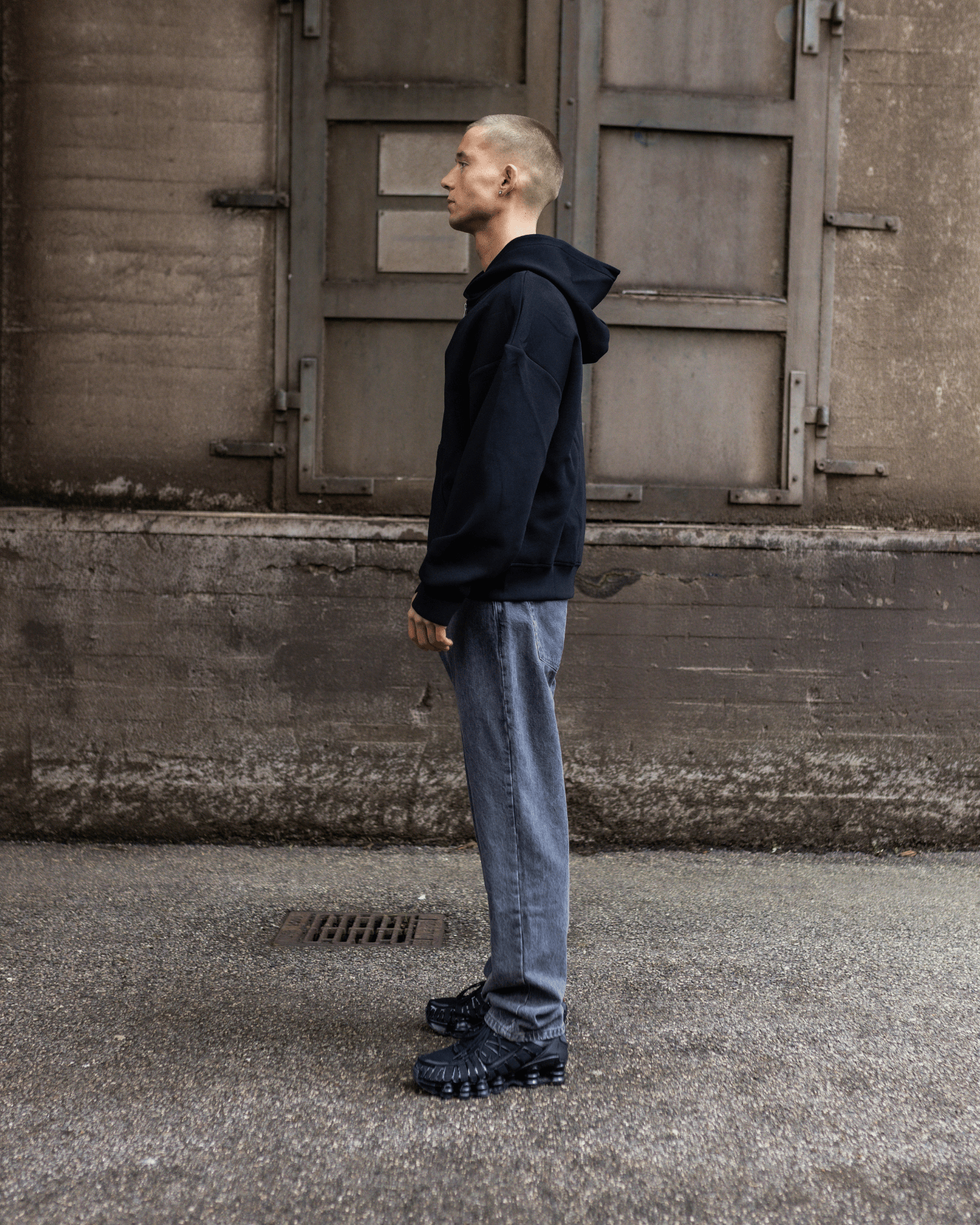 Mørkegrå Blake regular jeans med lav talje og løs pasform på model set fra siden.