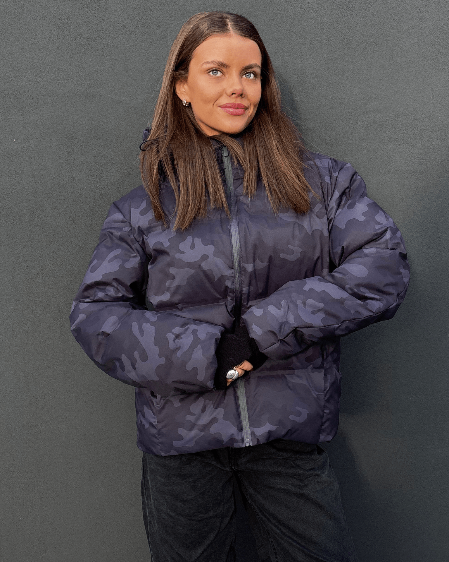Isa dunjakke i black camo puffer-stil på model