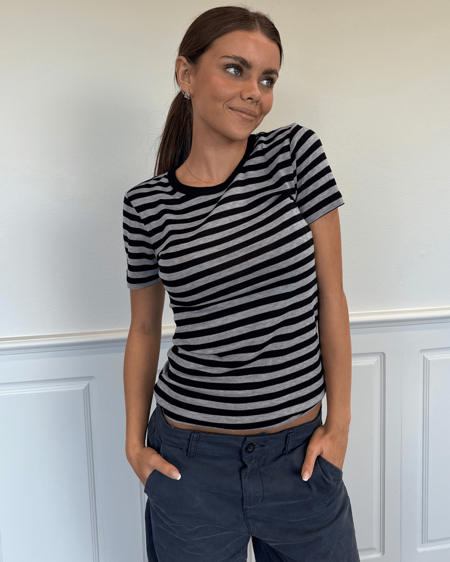 Sidse kortærmet t-shirt med sort- og gråstribet mønster fra Din Vintage Shop