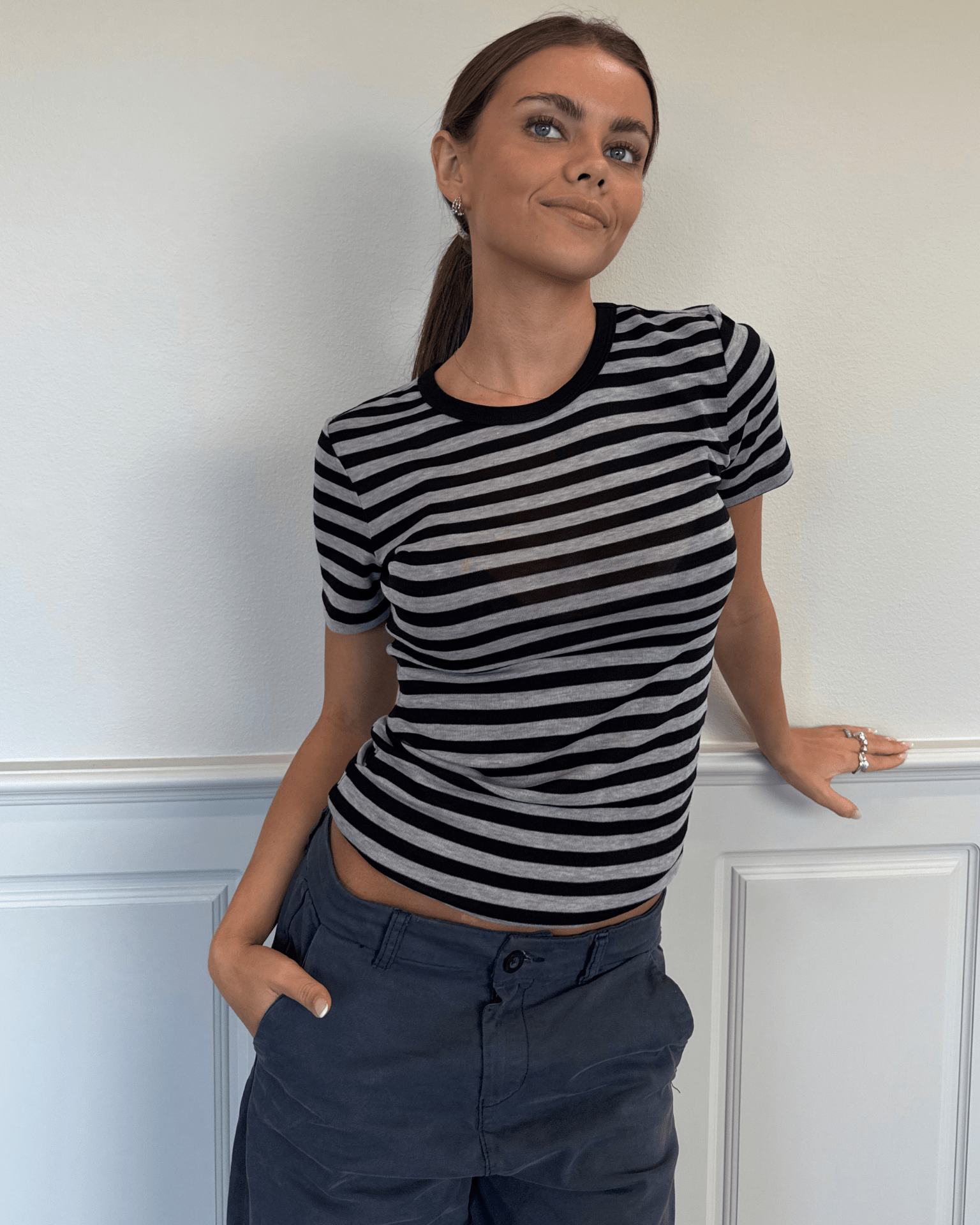 Sidse kortærmet t-shirt med sort- og gråstribet mønster og tætsiddende pasform