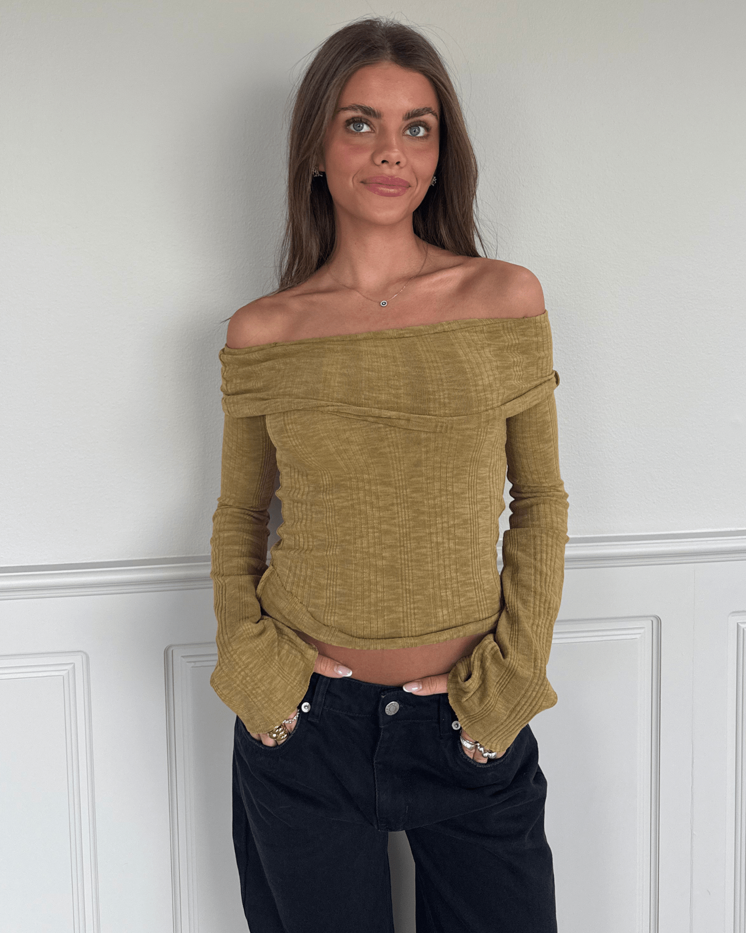 Melanie off-the-shoulder top i matcha grøn bomuld med lange ærmer