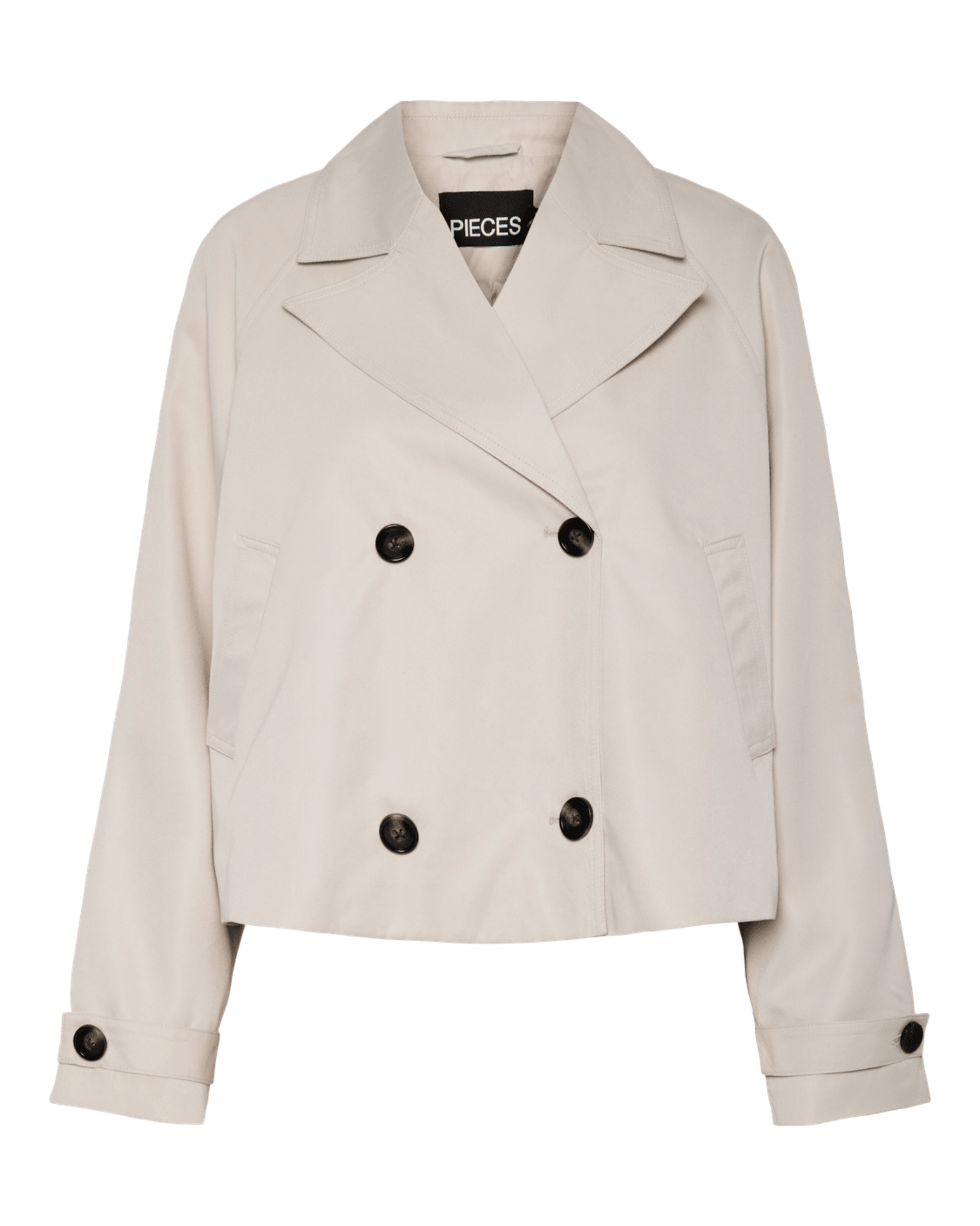 Kort, lysegrå Scarlett trenchcoat fra PIECES med dobbeltradet knaplukning og klassisk krave.