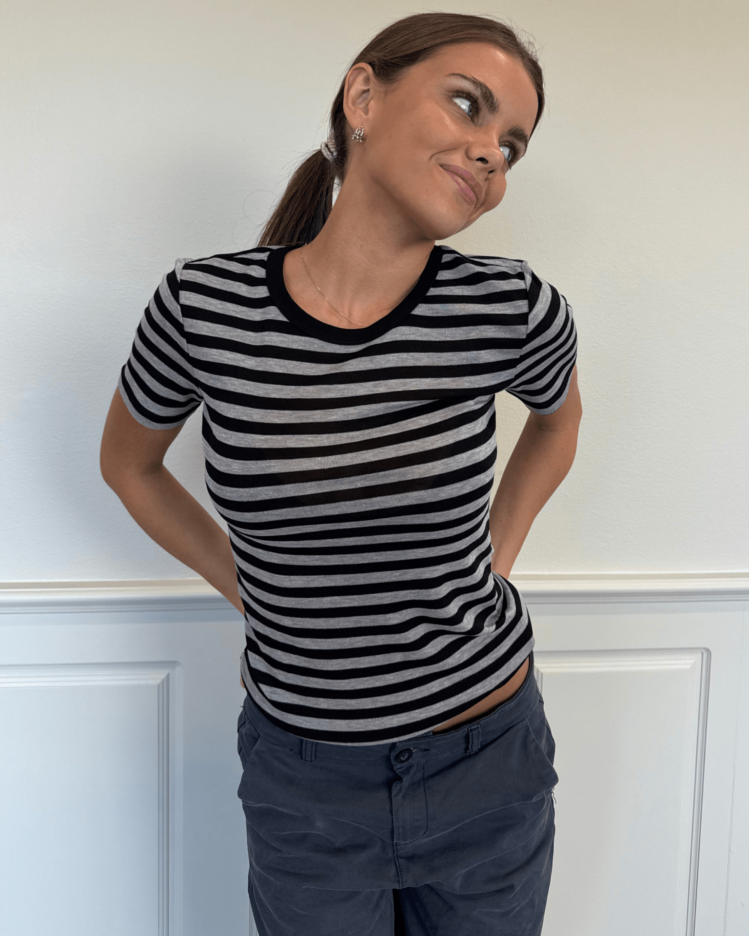 Sidse kortærmet t-shirt med sort- og gråstribet mønster og tætsiddende pasform