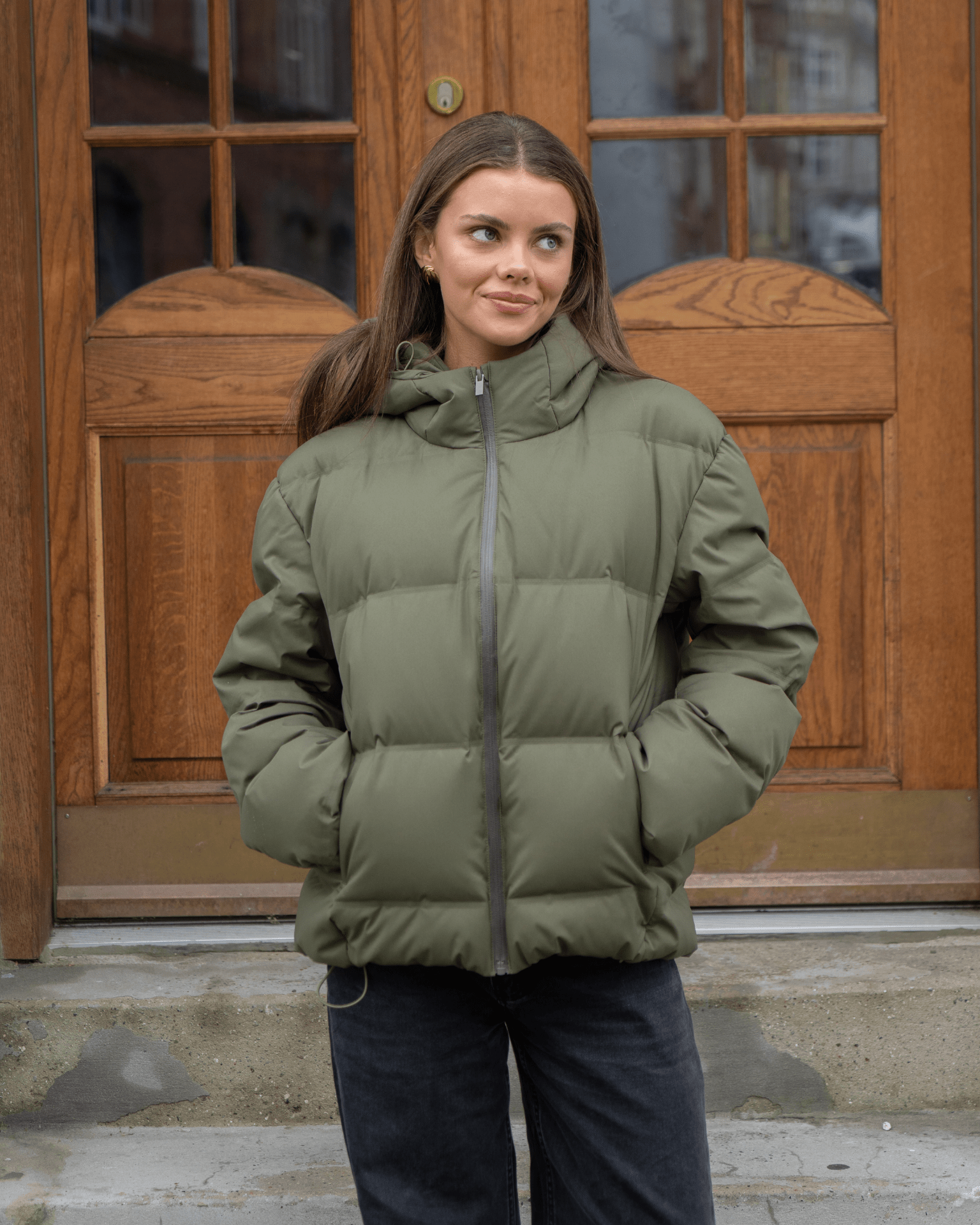 Armygrøn Isa dunjakke med hætte og lynlås på model