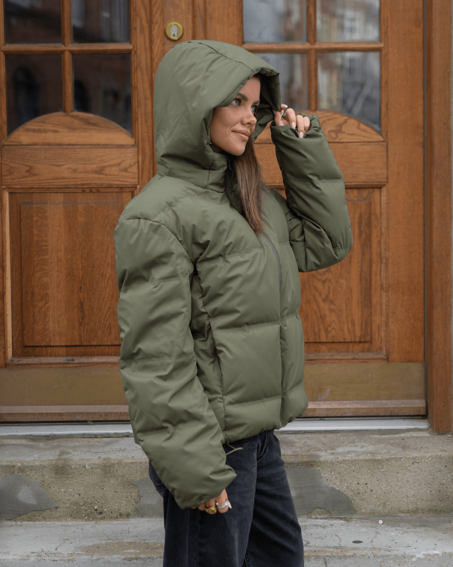 Armygrøn Isa dunjakke med stor hætte og puffer-design