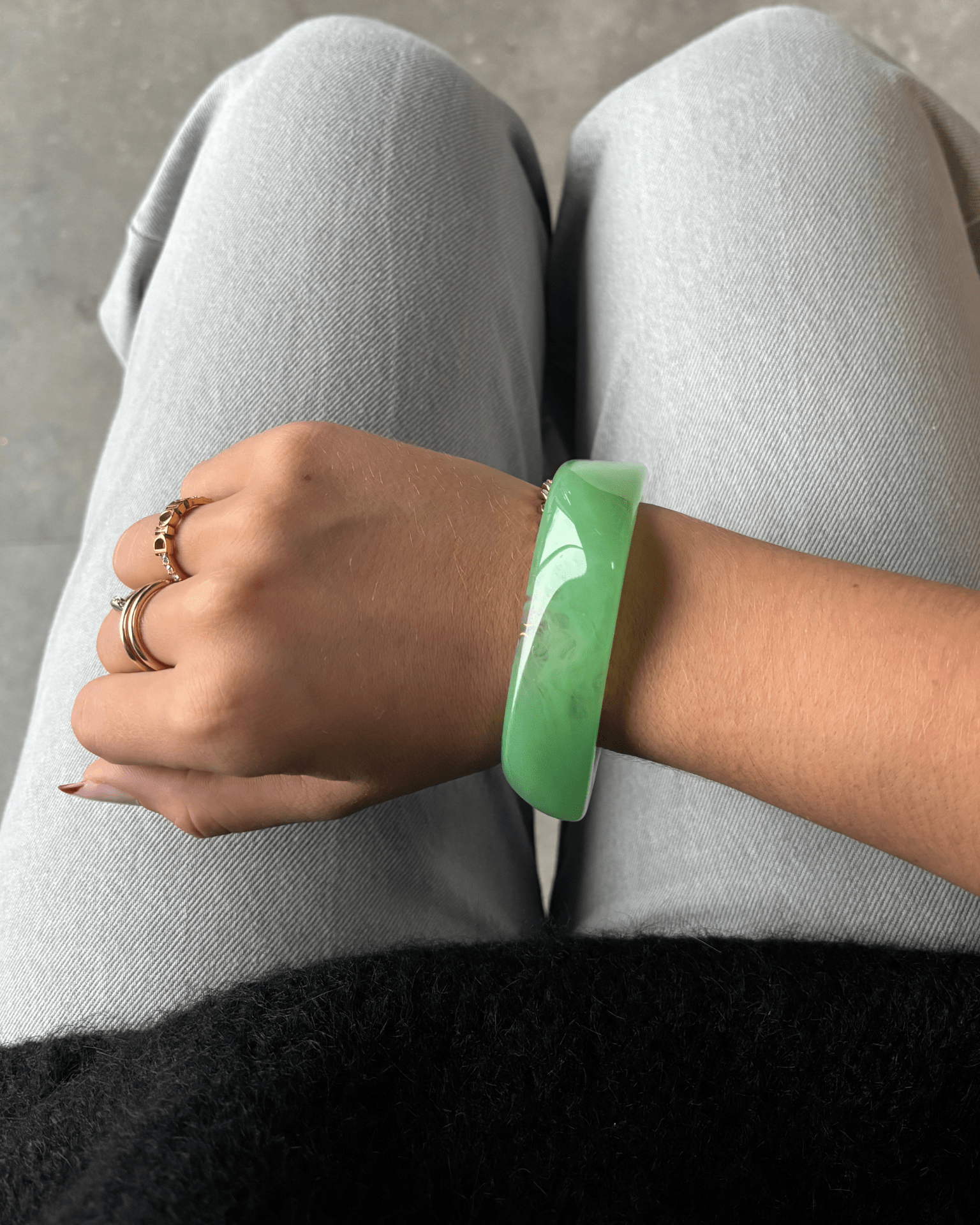 Chunky matcha grønt armbånd i akryl på håndleddet af en kvinde