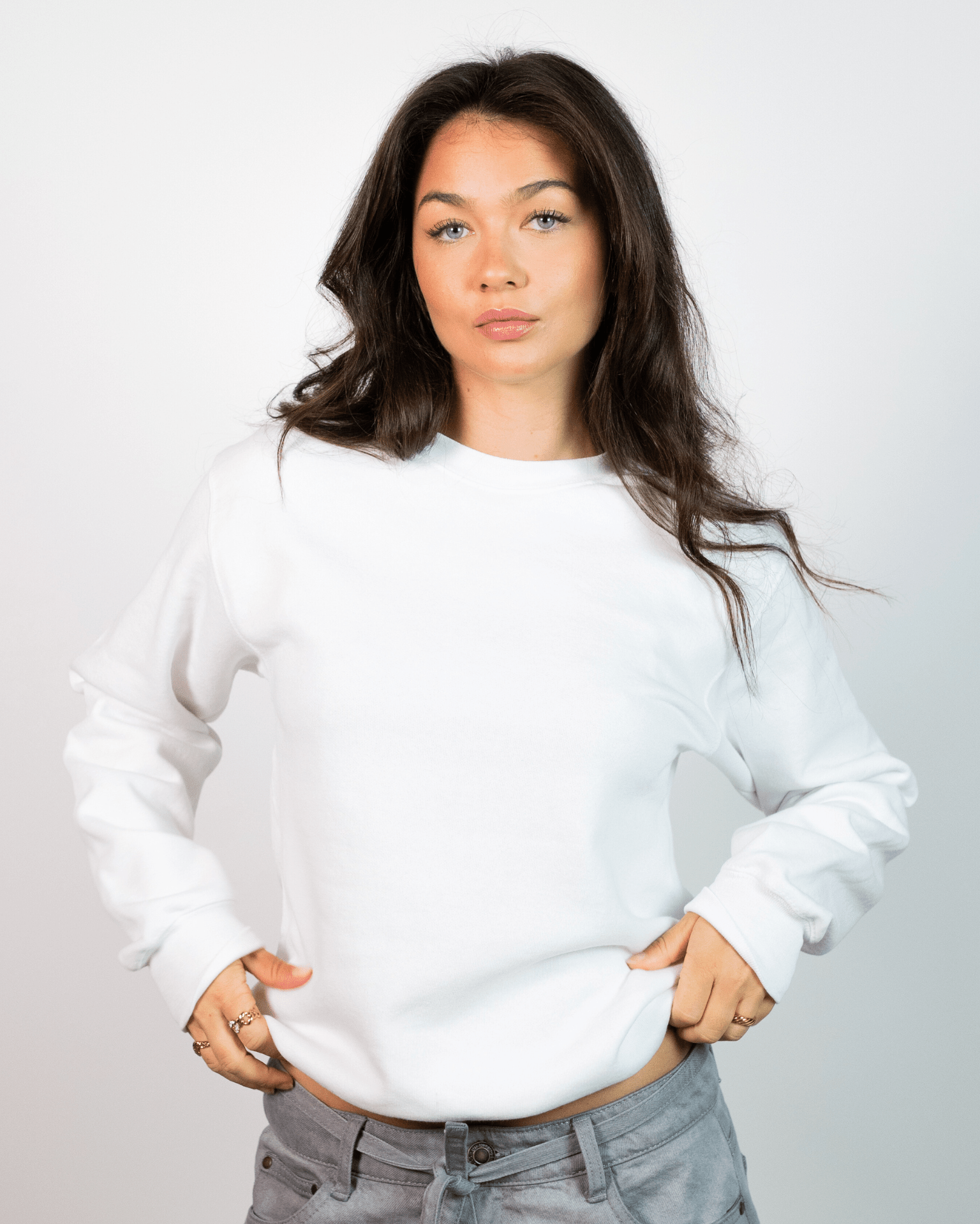 Hvid Fruit sweatshirt i bomuldsblanding på model med grå jeans