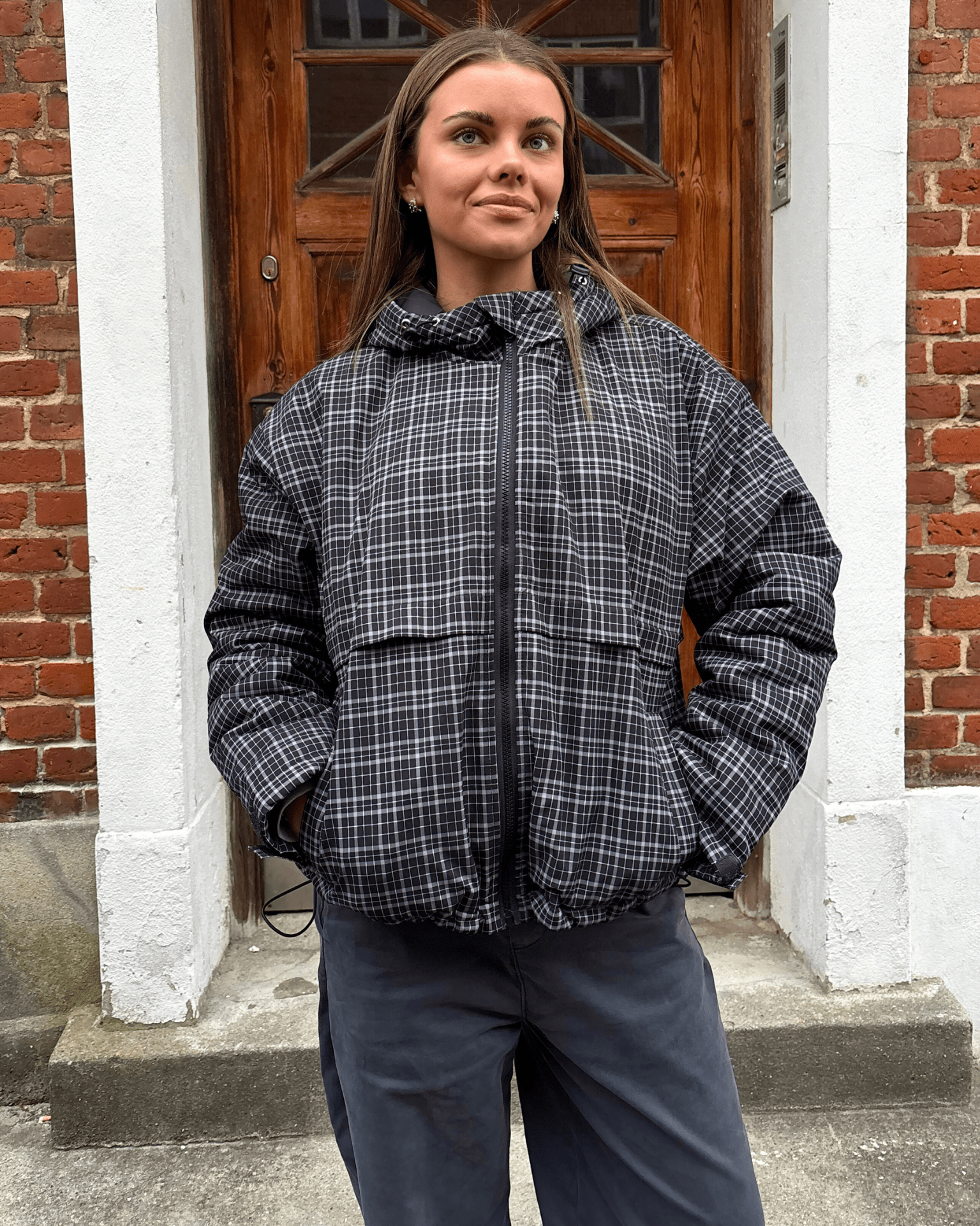 Grå og sort ternet Juno jakke med hætte og lynlås, båret af model