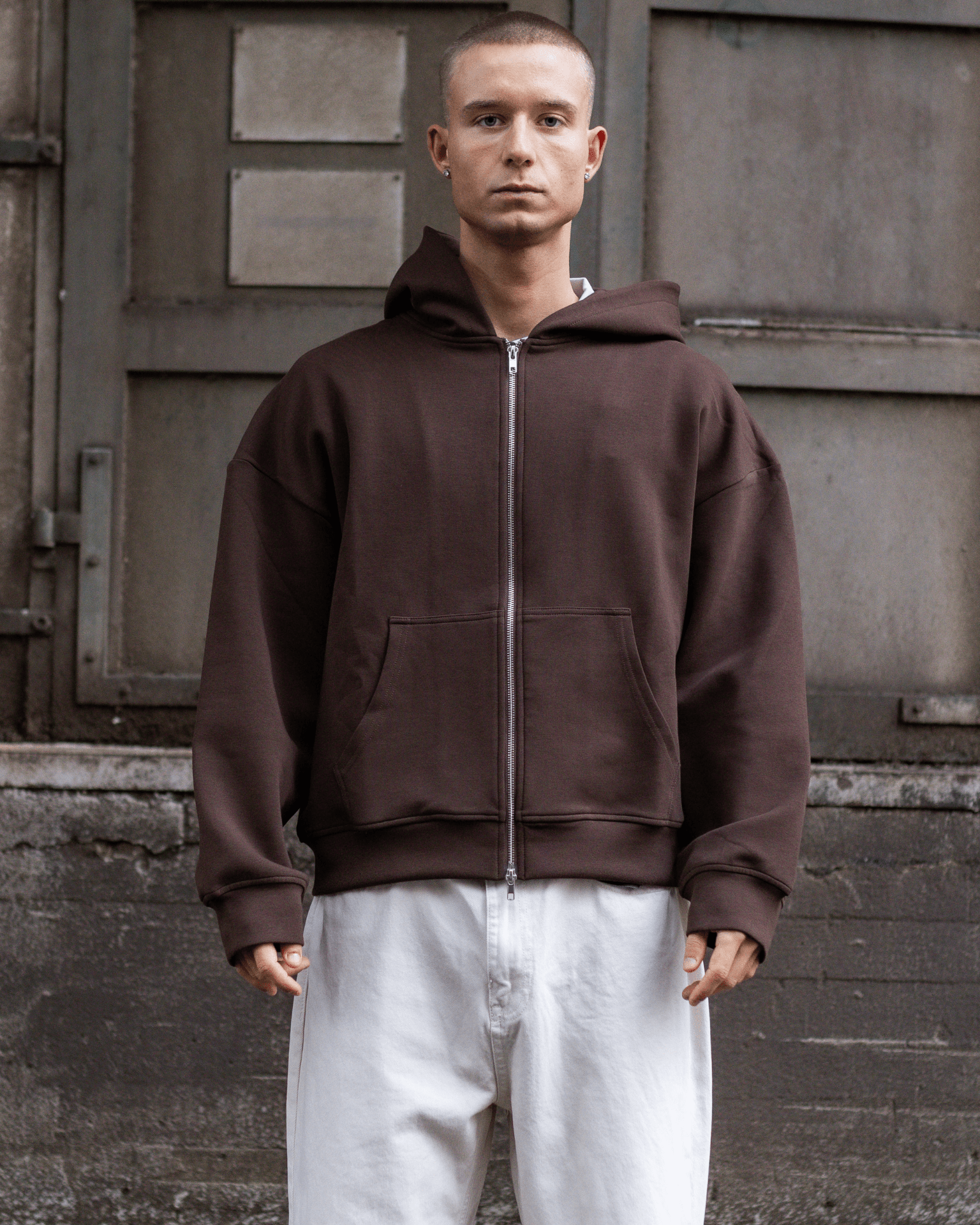 Brun Ash Scuba zip hoodie i boxfit med dobbelt lynlås på model