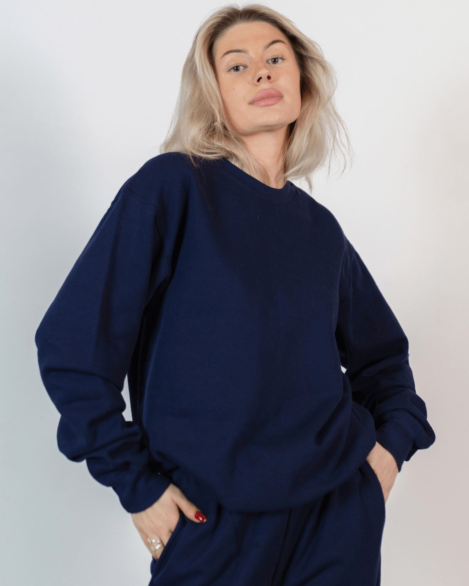 Model i mørkeblå Fruit sweatshirt og matchende joggingbukser