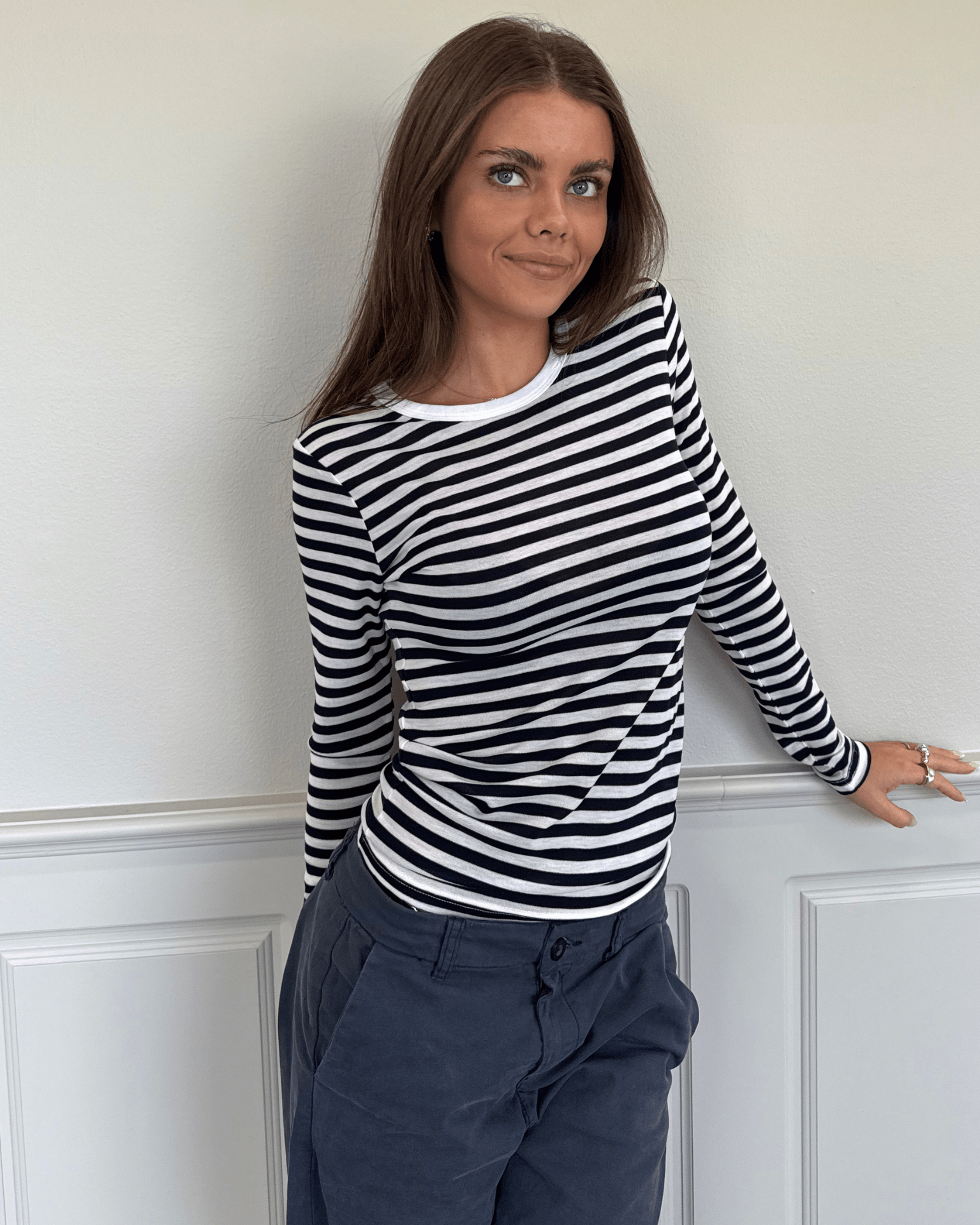 Sidse langærmet t-shirt med hvide og navy striber i tætsiddende pasform