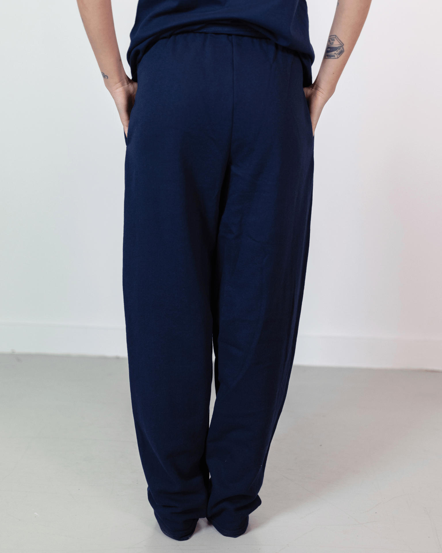 Navyblå Fruit of the Loom joggingbukser uden elastik i foden, set bagfra på en model.