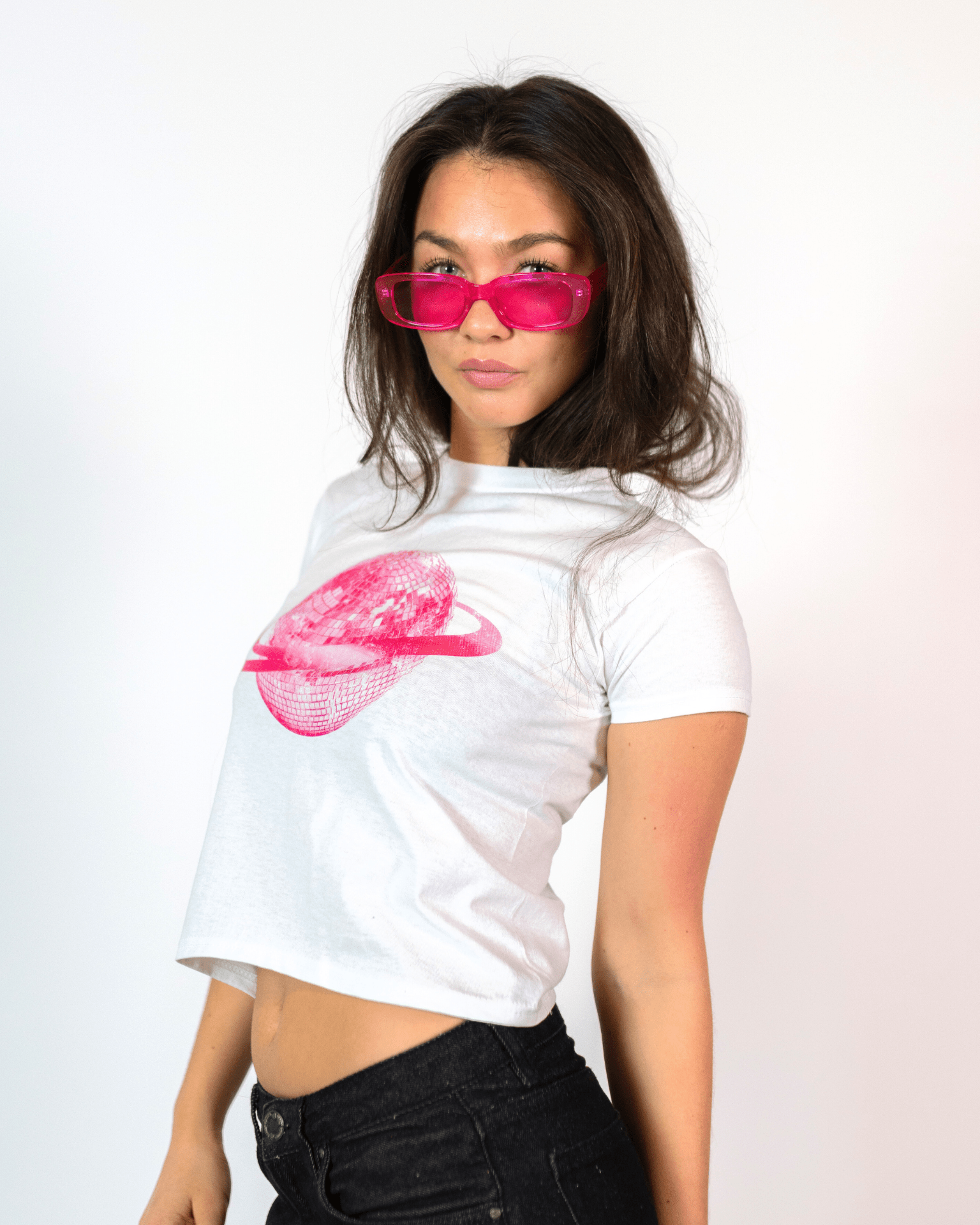 Hvid Planet Disco baby tee i bomuld med pink print og matchende solbriller