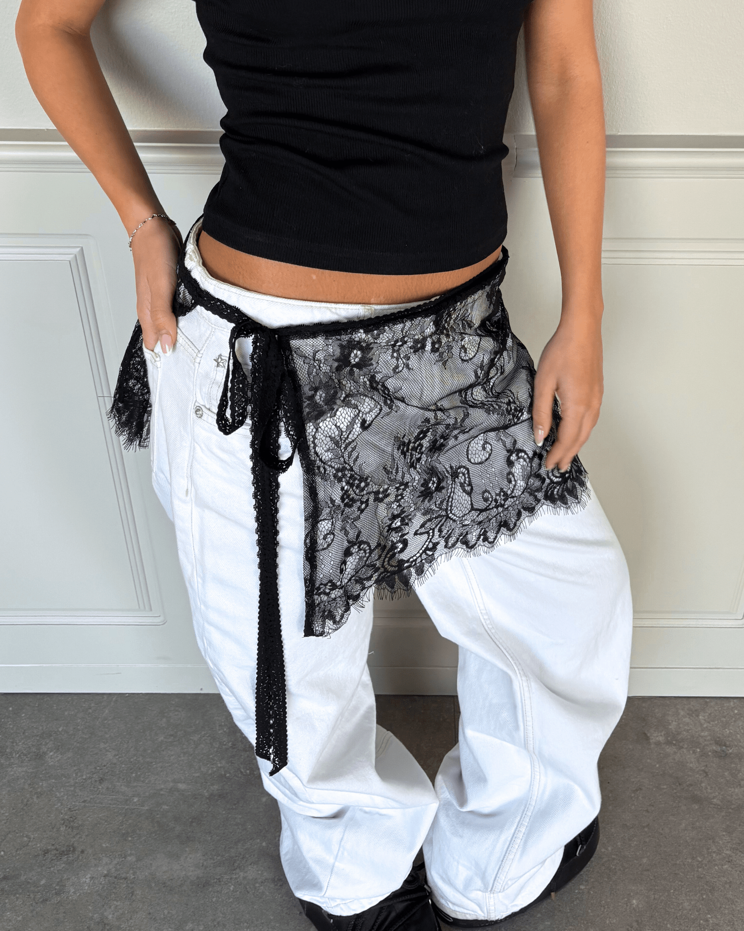 LACE MINI SKIRT - BLACK
