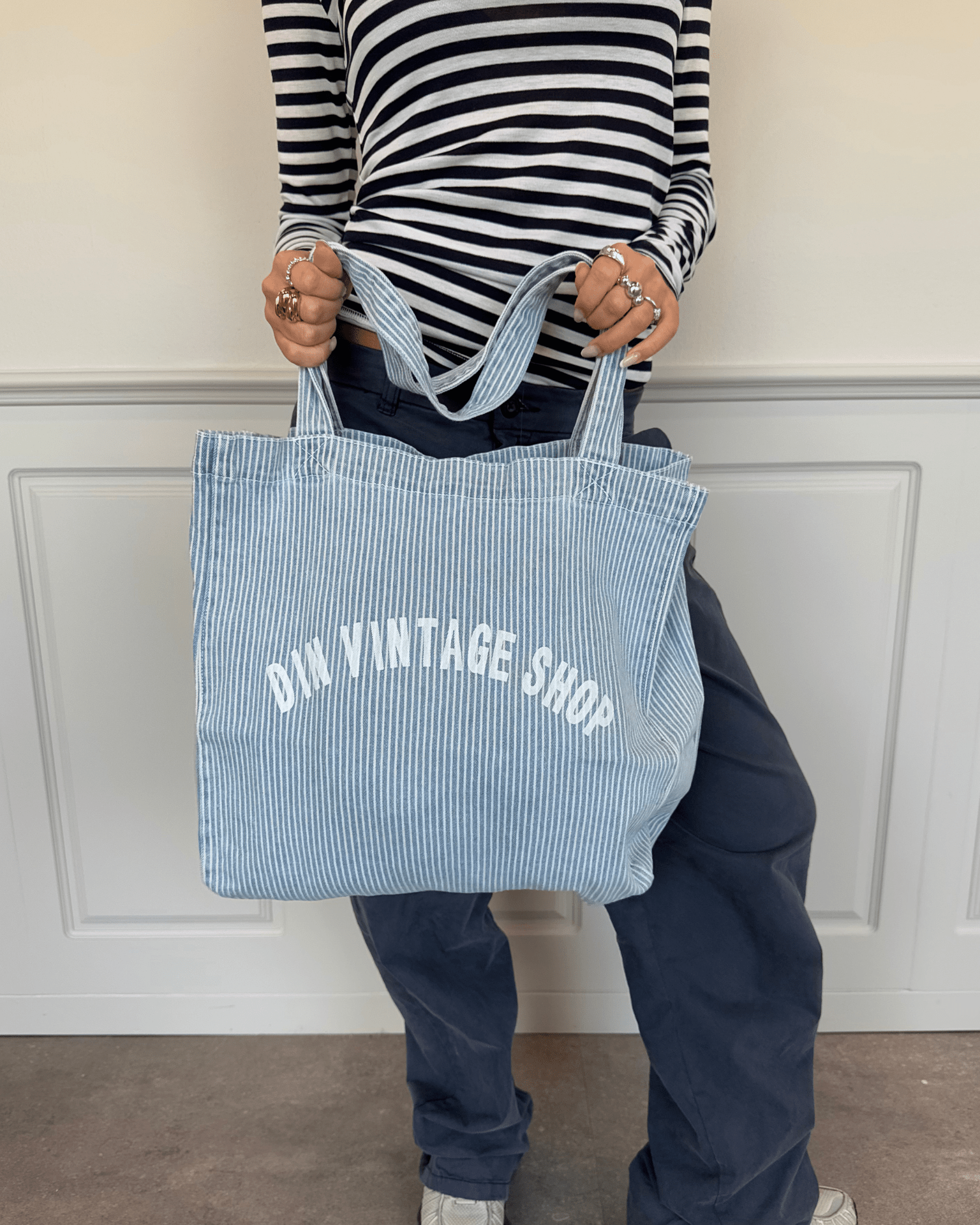 Lyseblåt stribet stofnet i bomuld med hvidt Din Vintage Shop logo og hanke
