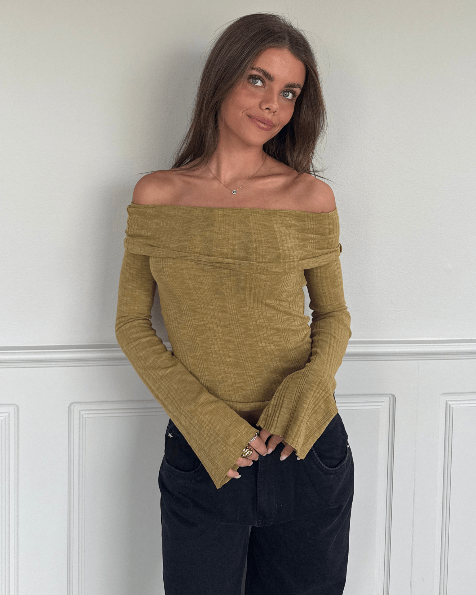 Melanie off-shoulder top i matcha grøn bomuld med lange ærmer med vidde