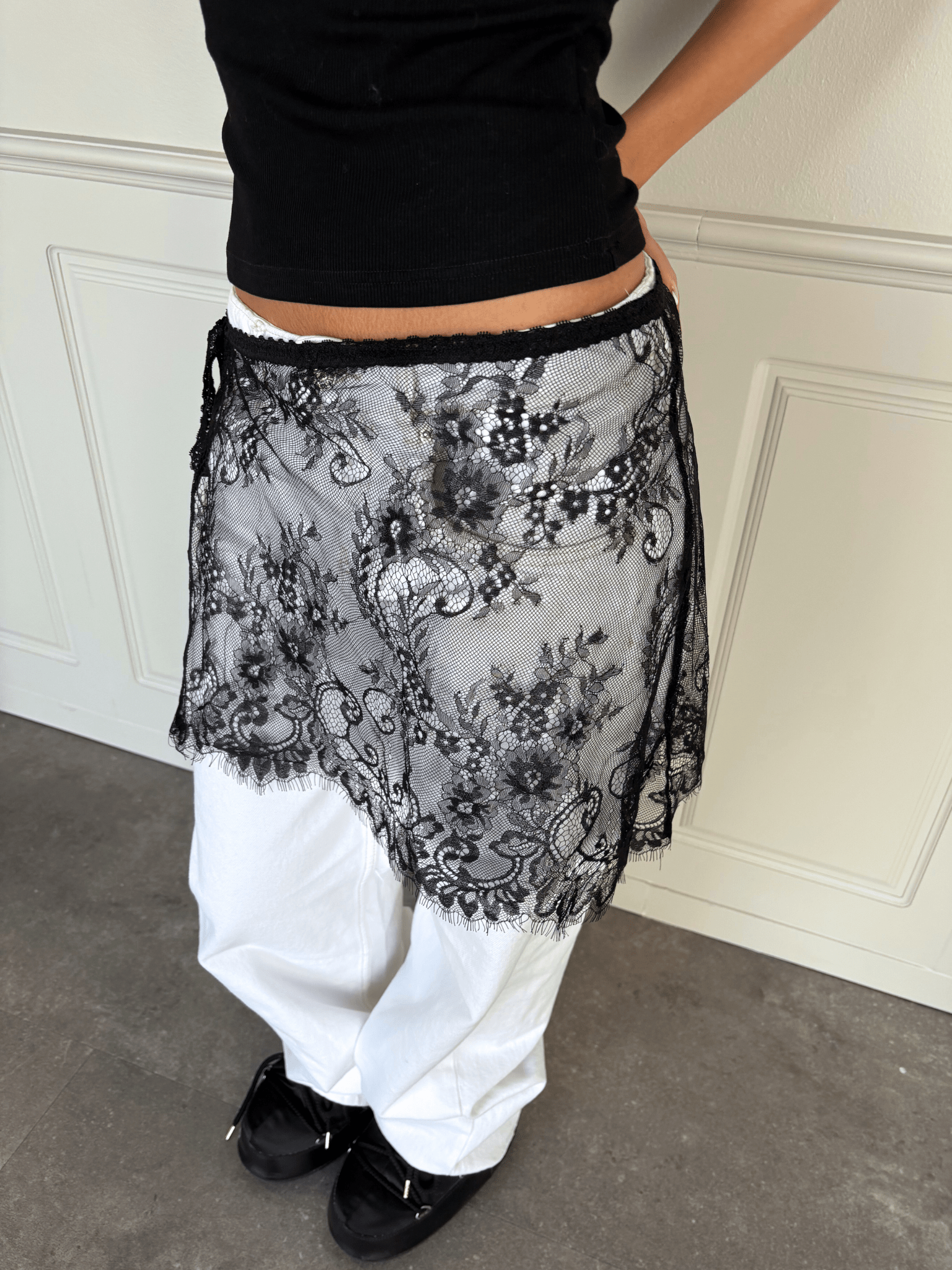 LACE MINI SKIRT - BLACK
