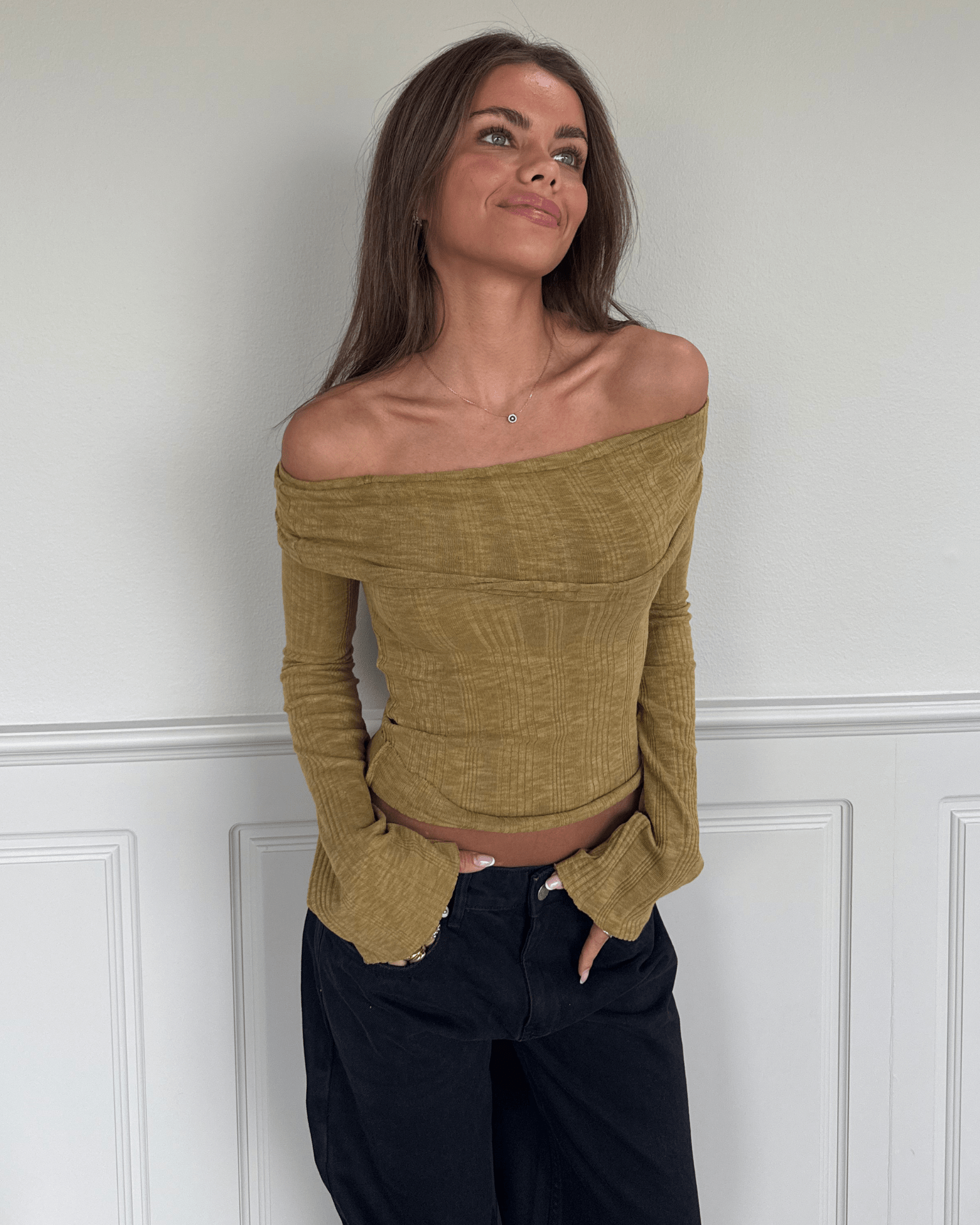 Melanie off-shoulder top i matcha grøn bomuld med tætsiddende pasform og lange ærmer med vidde
