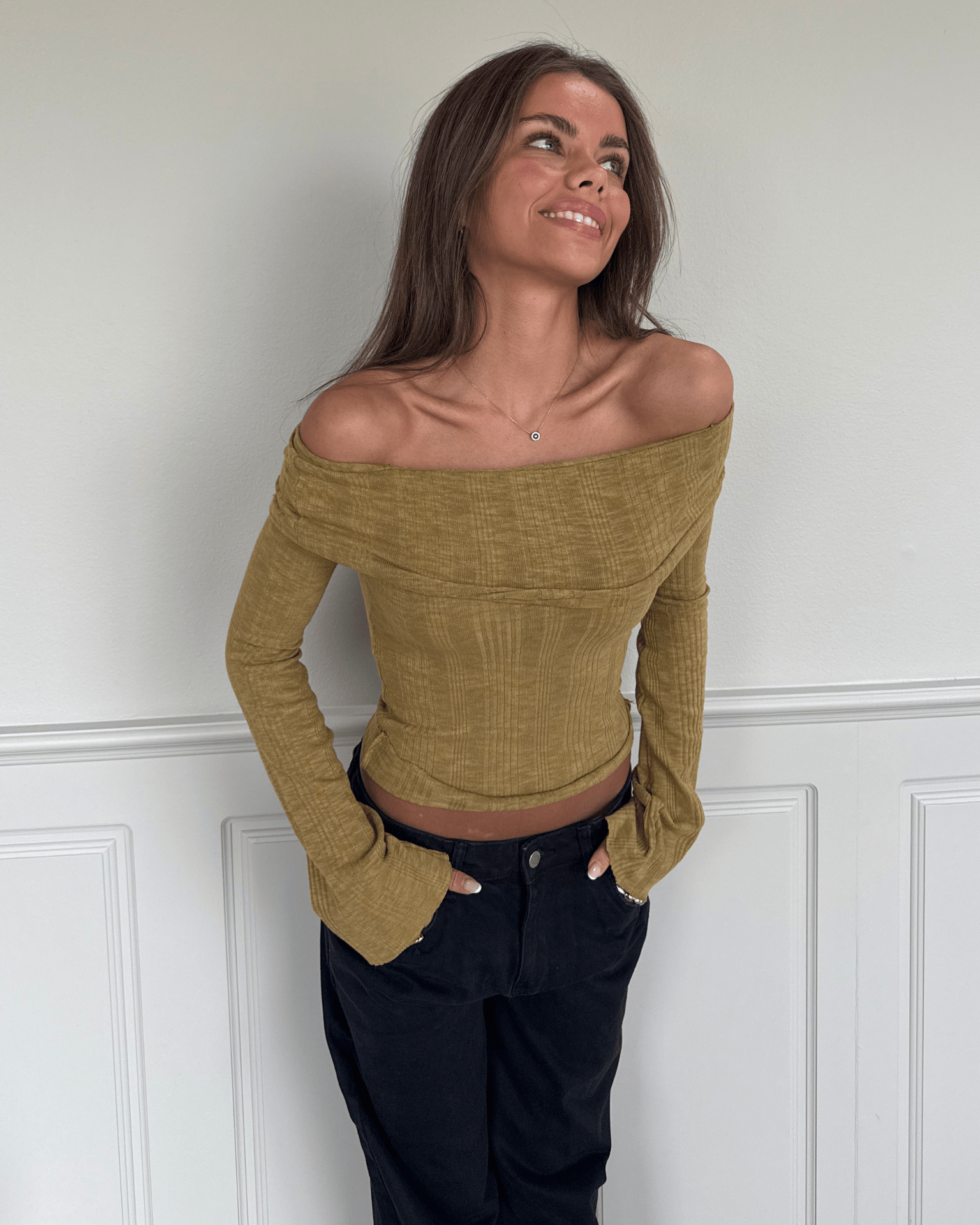 Melanie off-the-shoulder top i matcha green med tætsiddende pasform og lange ærmer
