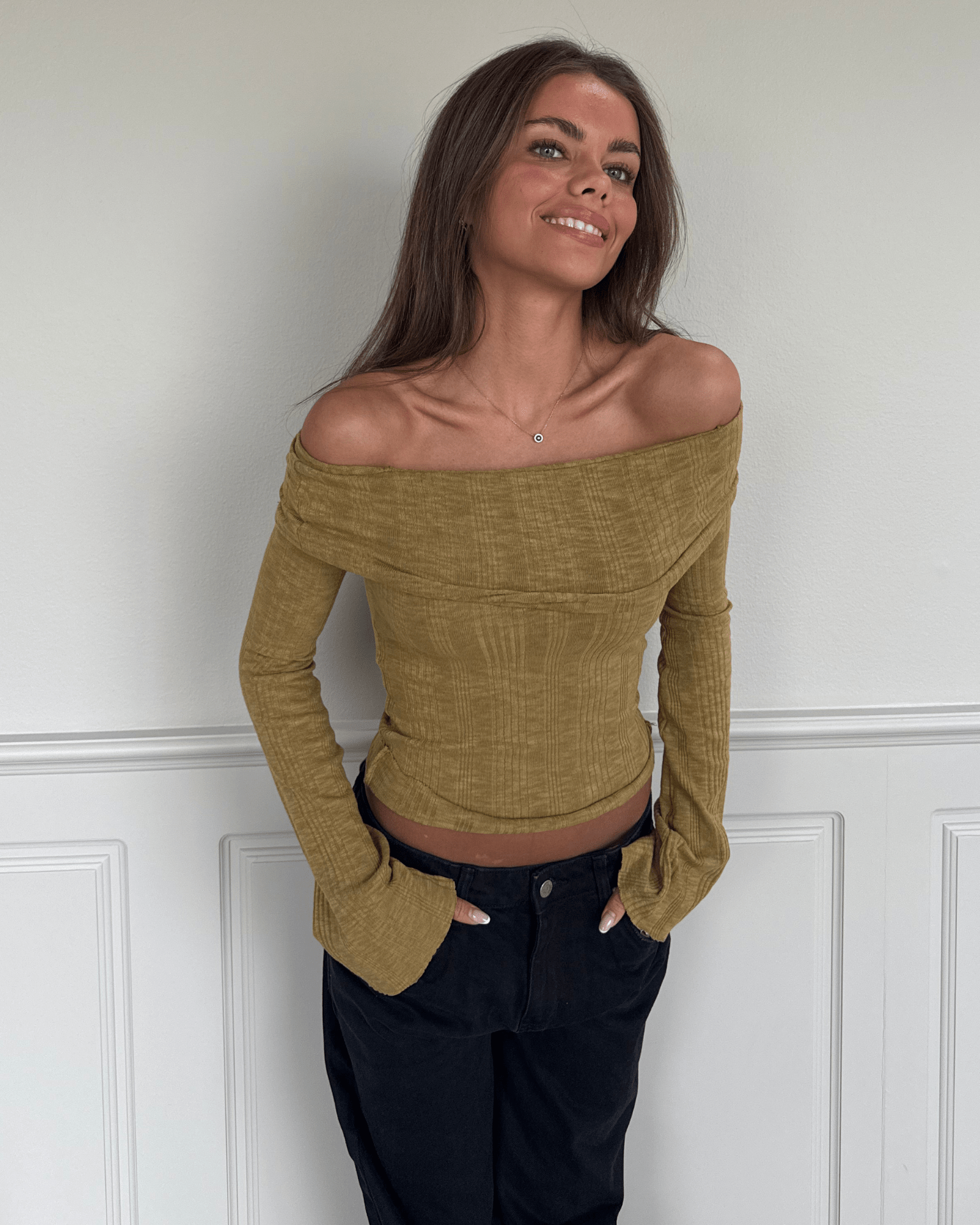 Melanie off-the-shoulder top i matcha grøn bomuld med tætsiddende pasform og lange ærmer
