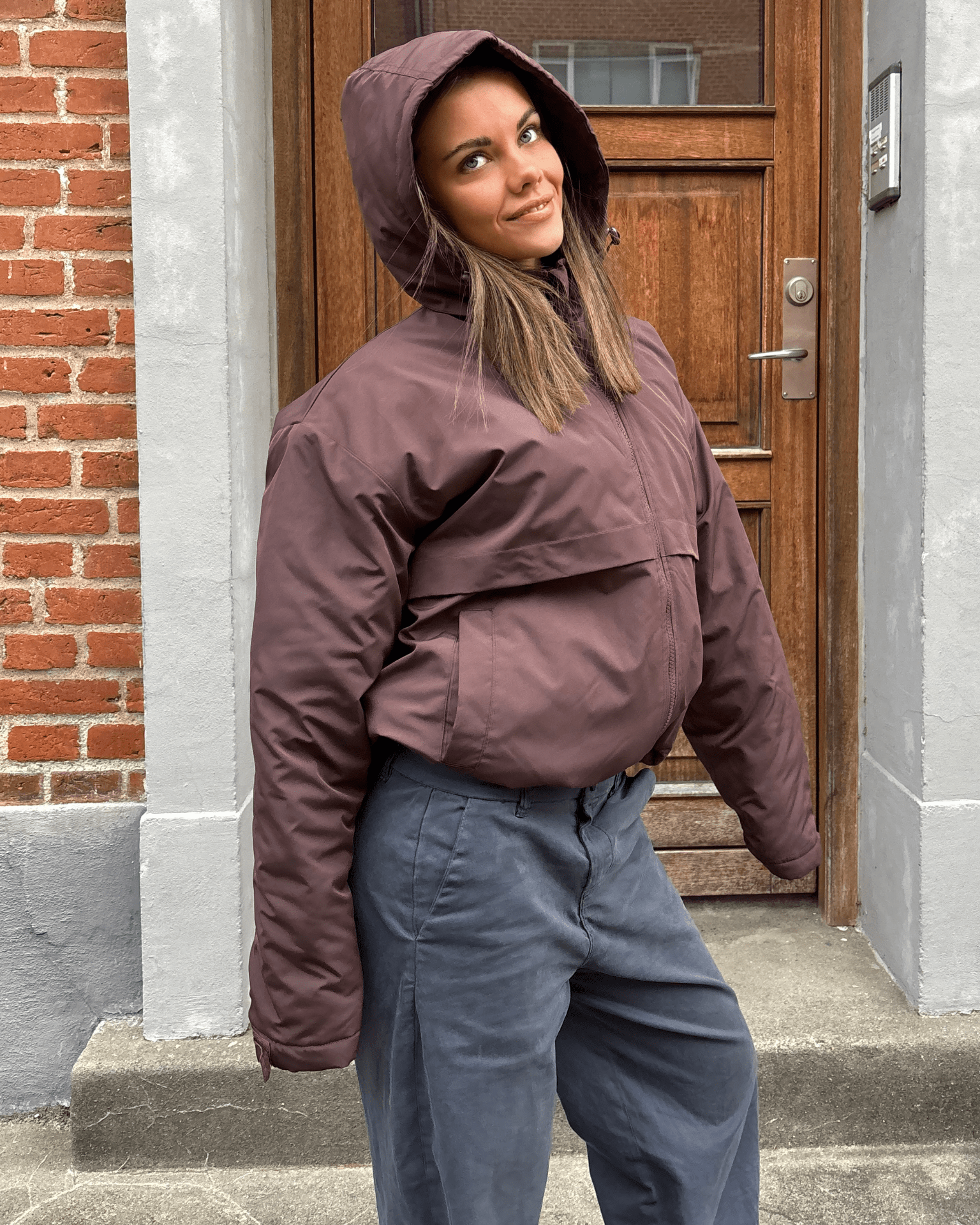 Brun Juno jakke med stor hætte og sidelommer på model