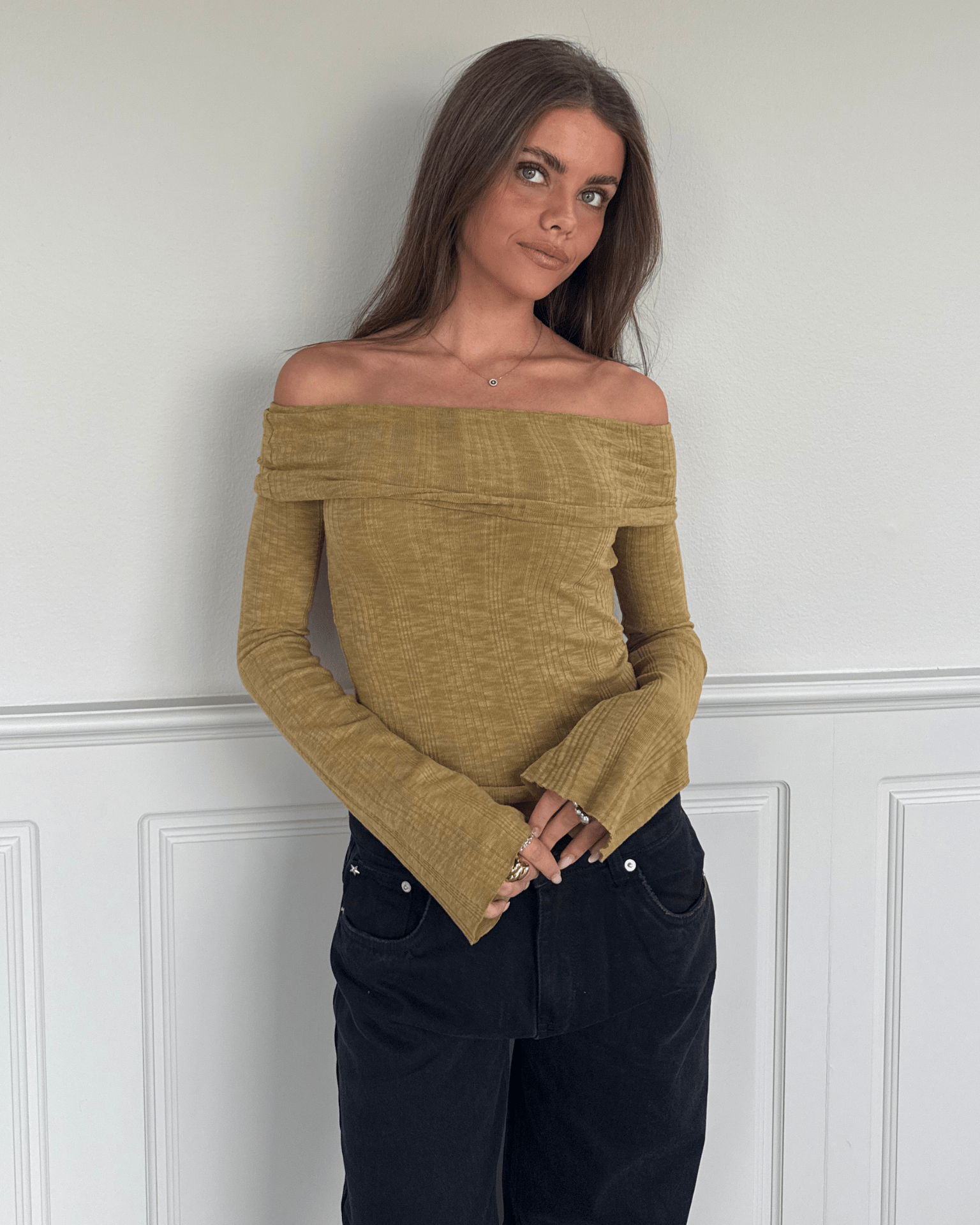 Melanie off-the-shoulder top i matcha grøn bomuld med lange ærmer med vidde