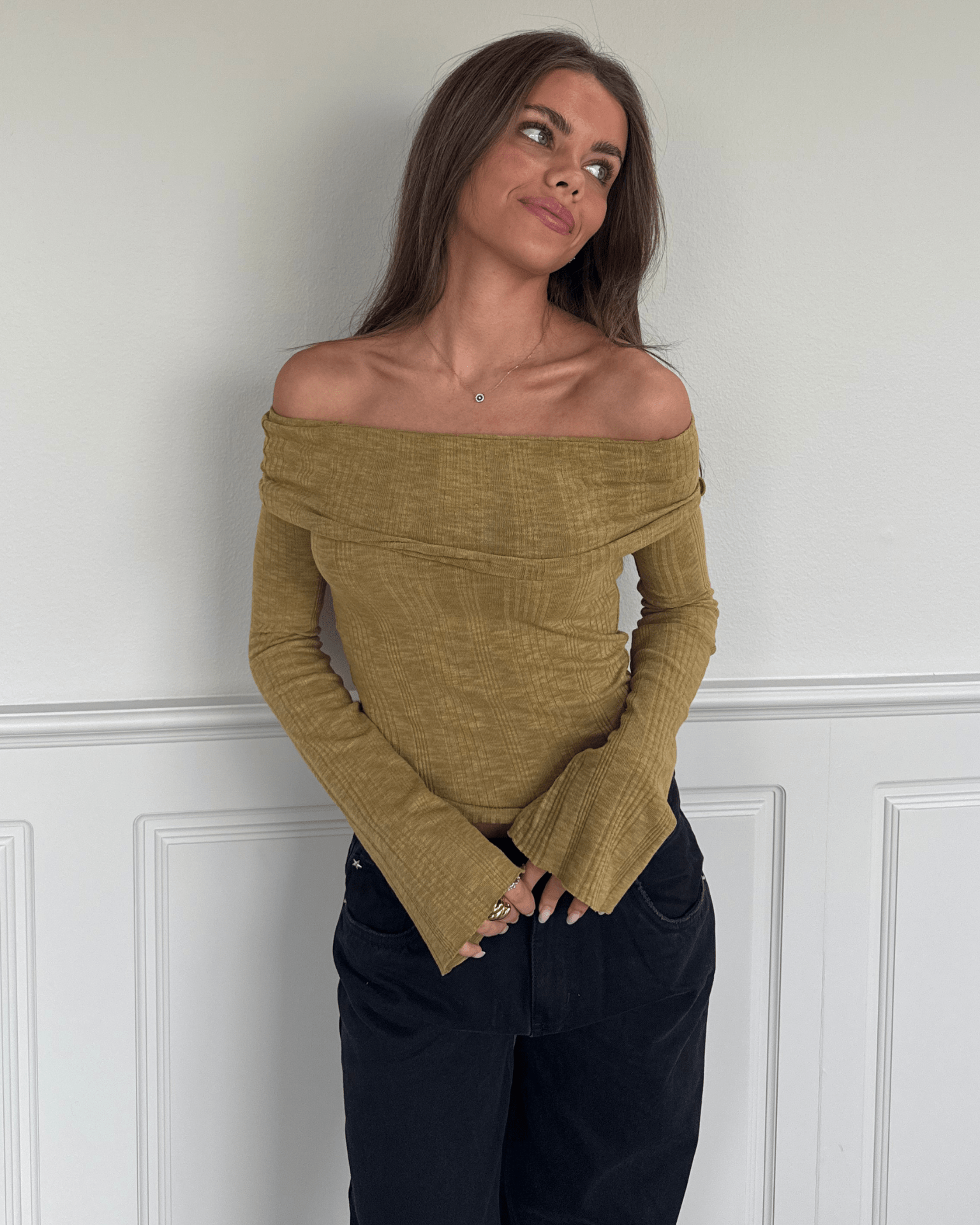 Melanie off-shoulder top i matcha grøn bomuld med lange ærmer med vidde