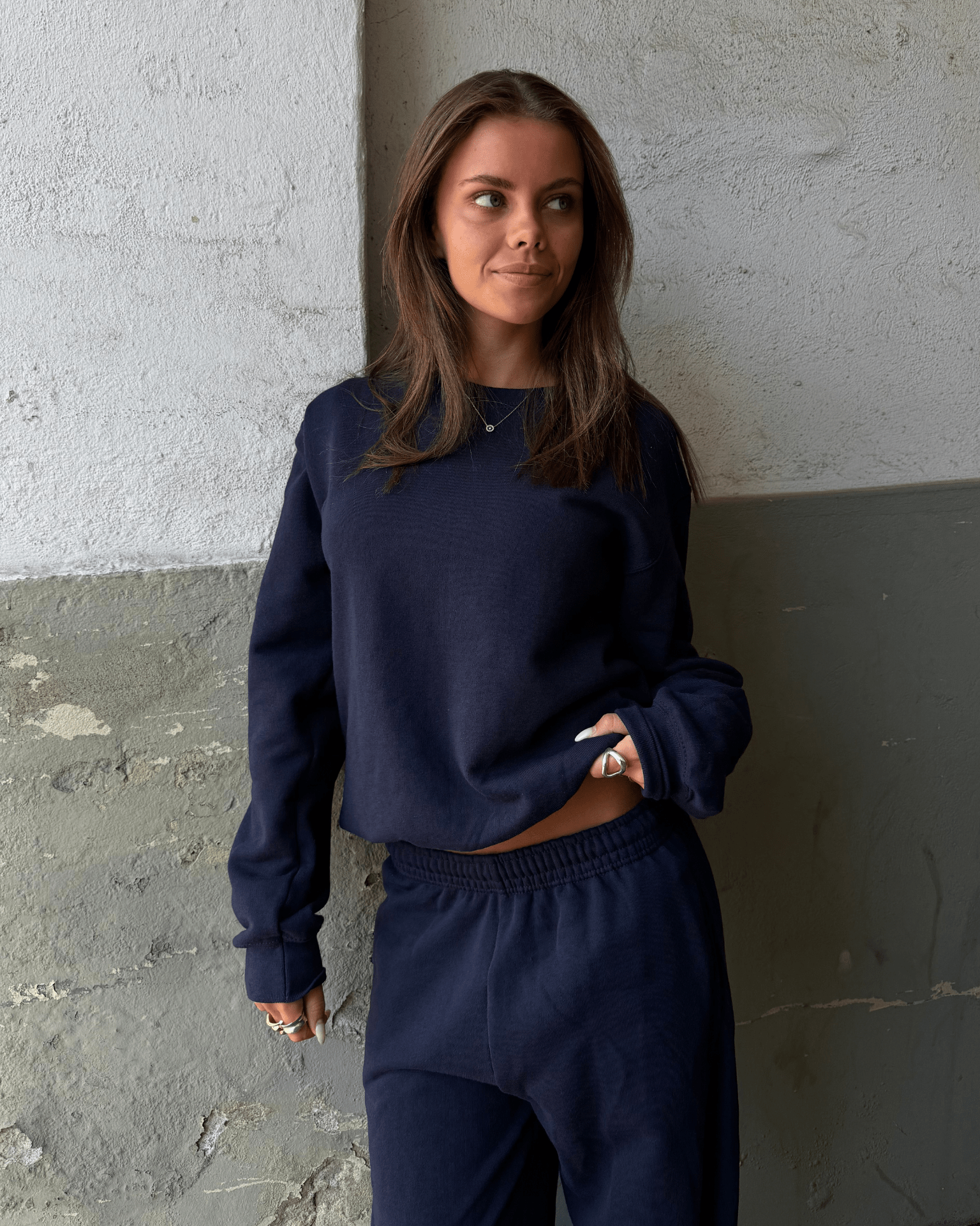 Navyblå Fruit sweatshirt og matchende joggingbukser på model