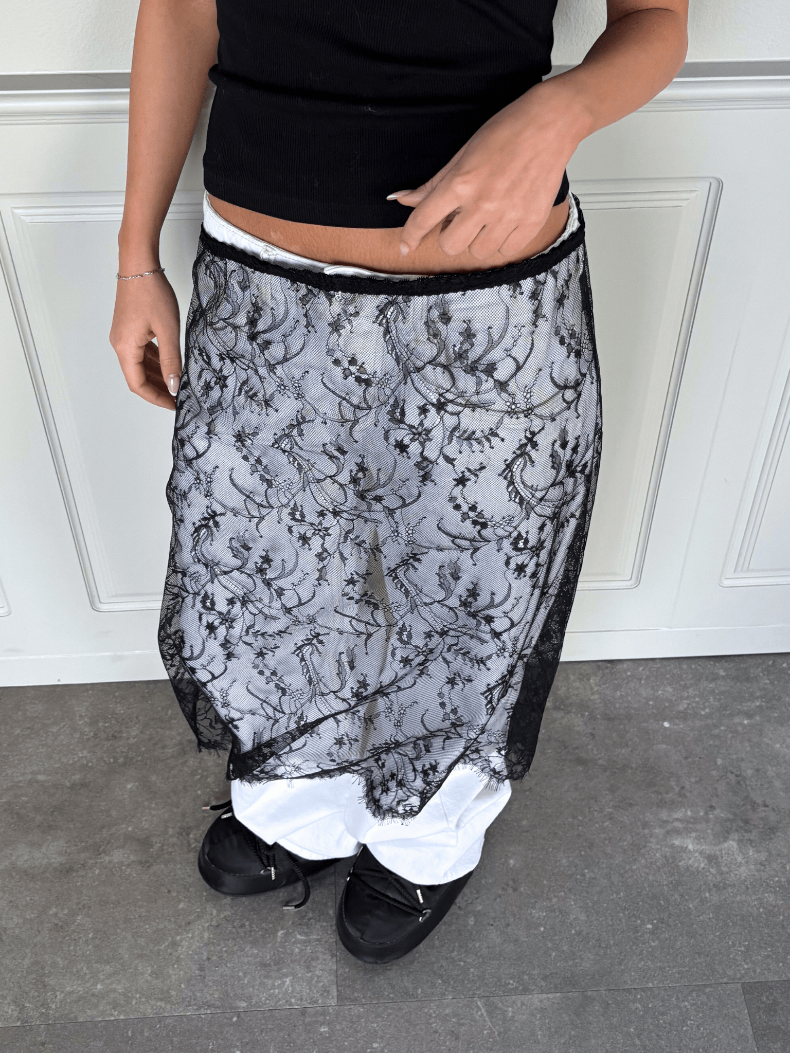 LACE SKIRT - BLACK