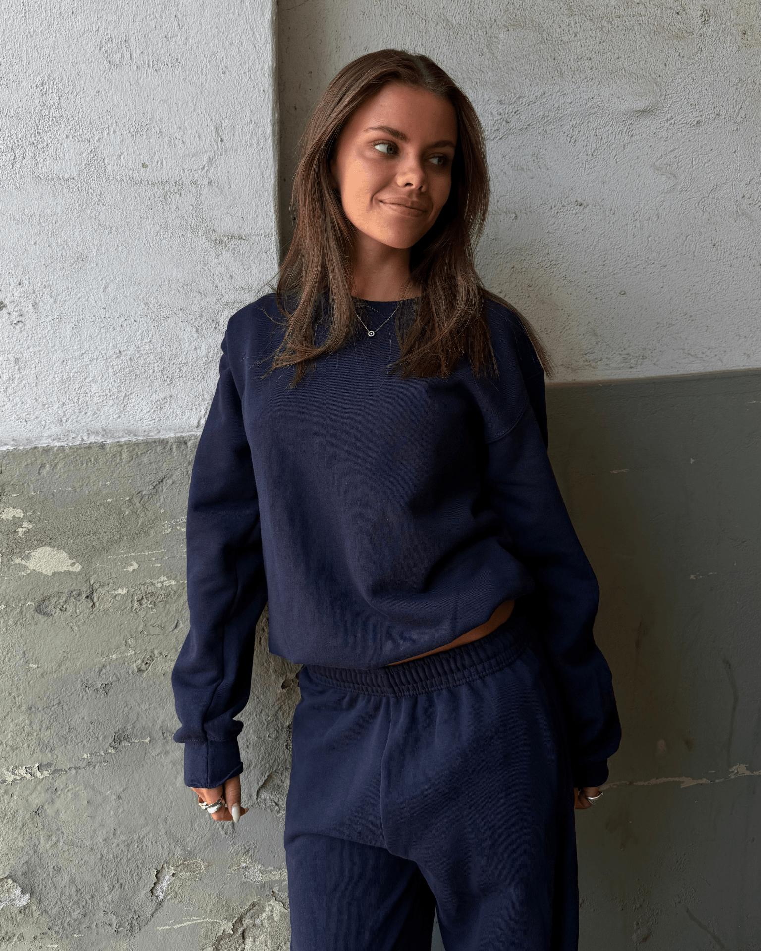 Kvinde i navyblå Fruit sweatshirt og matchende joggingbukser
