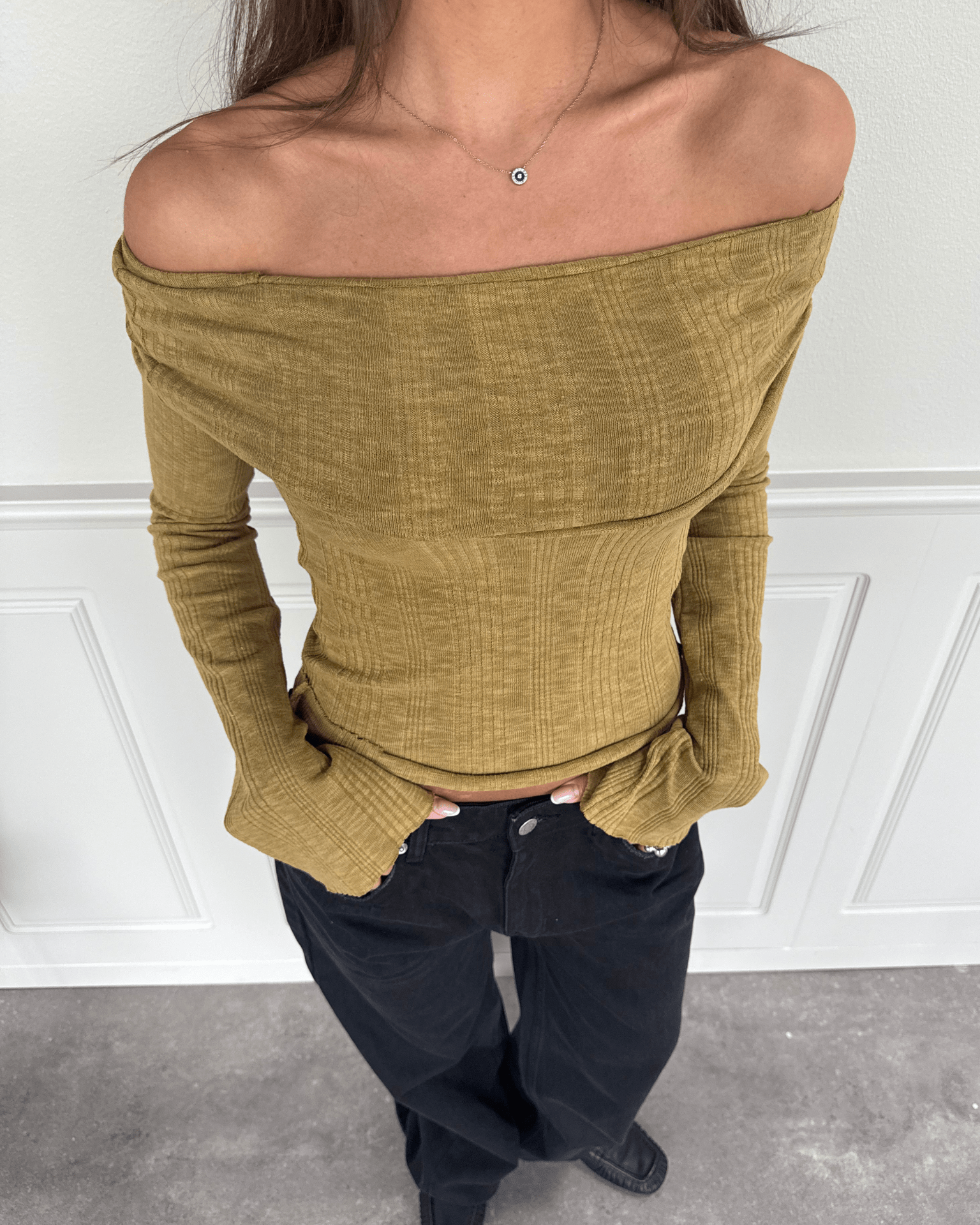 Tætsiddende, ribbet Melanie off-shoulder top i matcha grøn bomuld med lange ærmer
