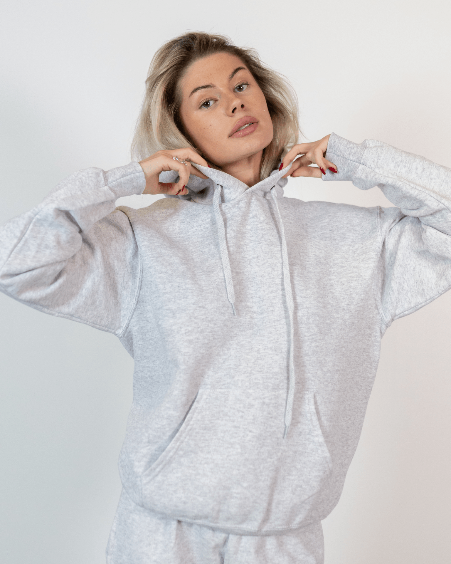 Grå Fruit hoodie i bomuldsblanding med hætte og kængurulomme på model