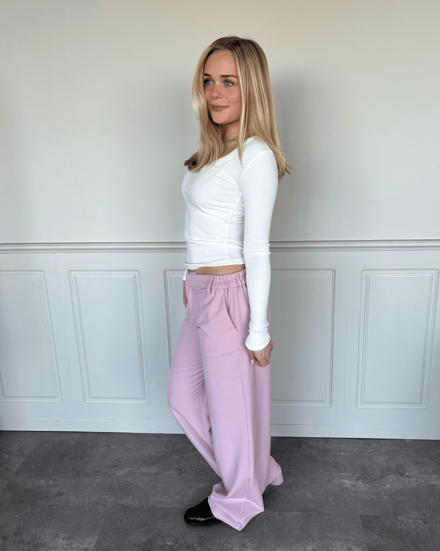 Lyserøde Bella suit pants med elastik i taljen og hvid langærmet bluse