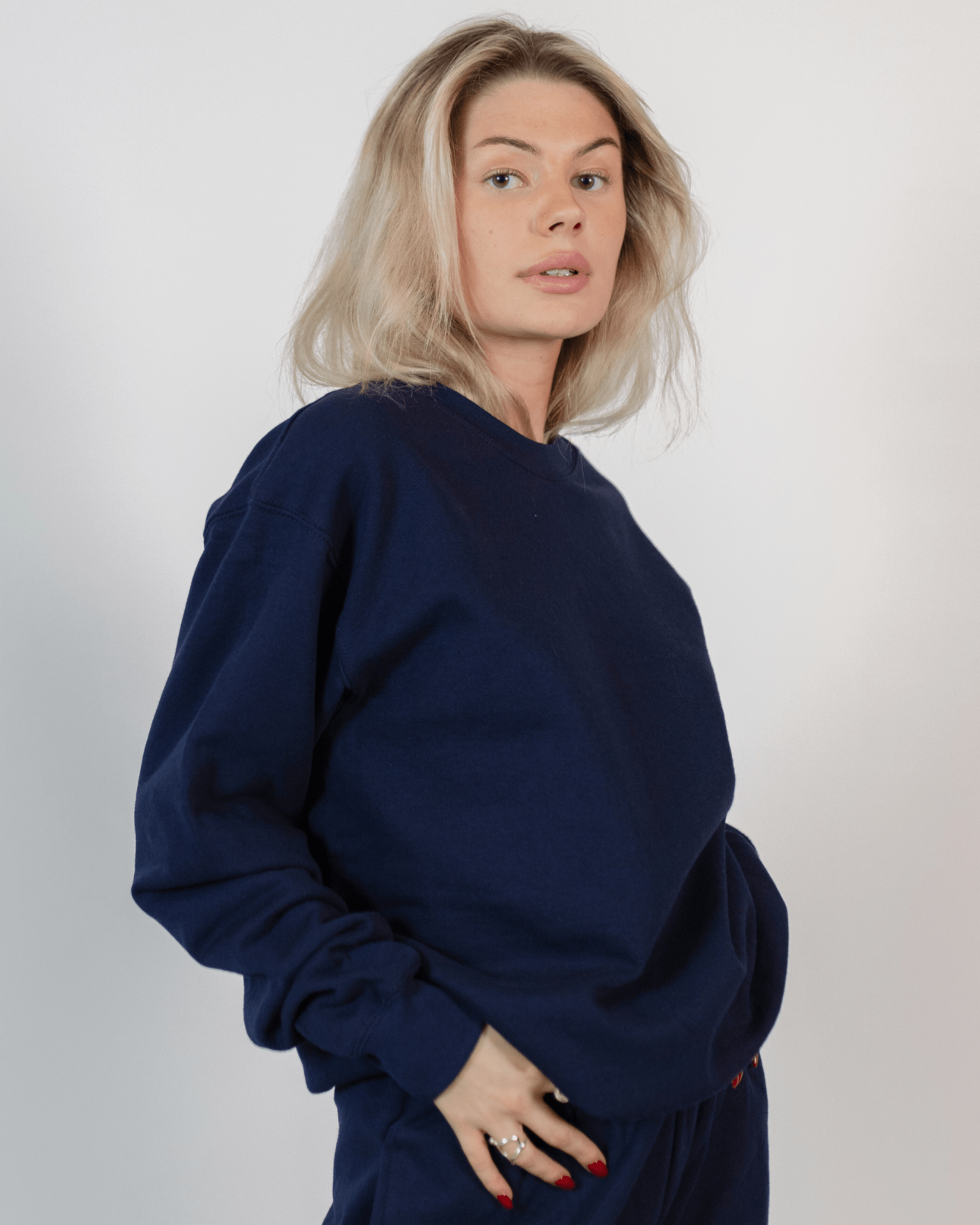 Model i navyblå Fruit sweatshirt i bomuld og polyester