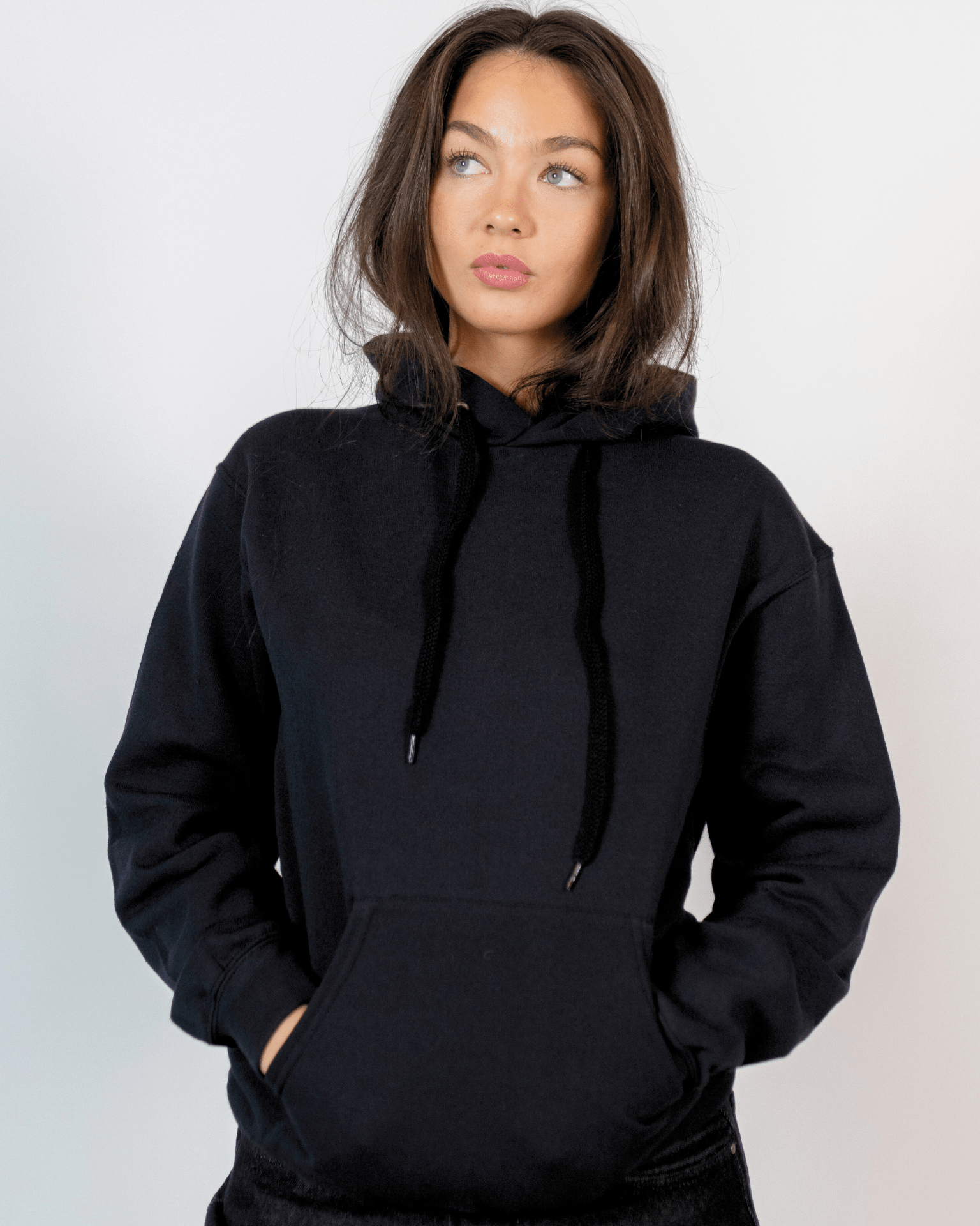 Kvinde i sort Fruit hoodie med hætte og kængurulomme