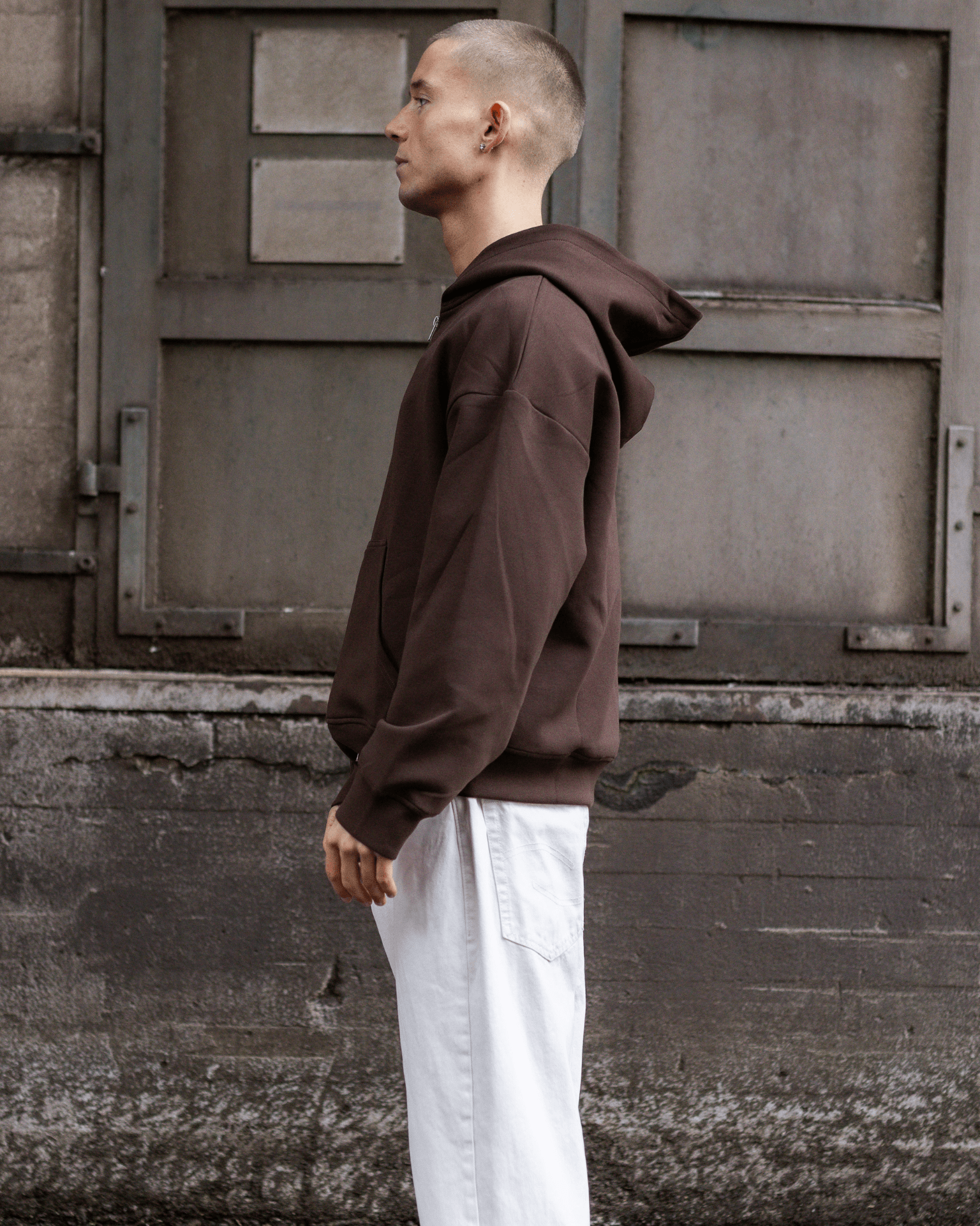 Brun Ash Scuba zip hoodie i boxfit på model set fra siden