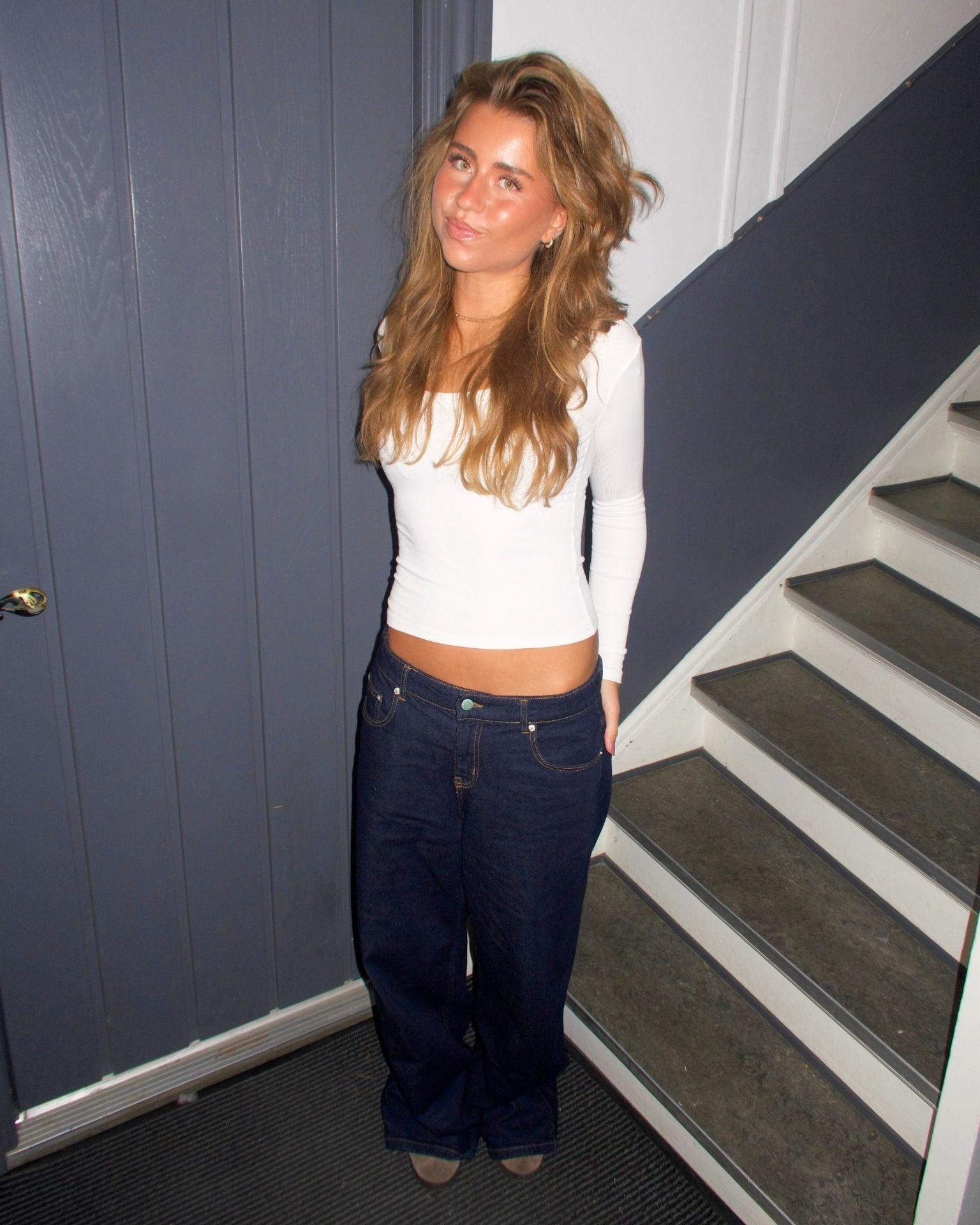 Mørkeblå baggy Alma jeans med midwaist pasform og hvid langærmet top