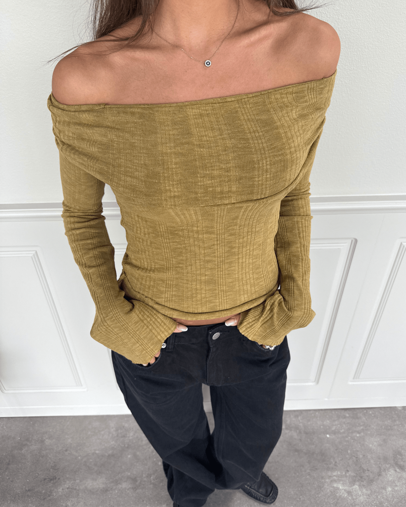 Melanie off-the-shoulder top i matcha grøn ribbet bomuld med lange ærmer