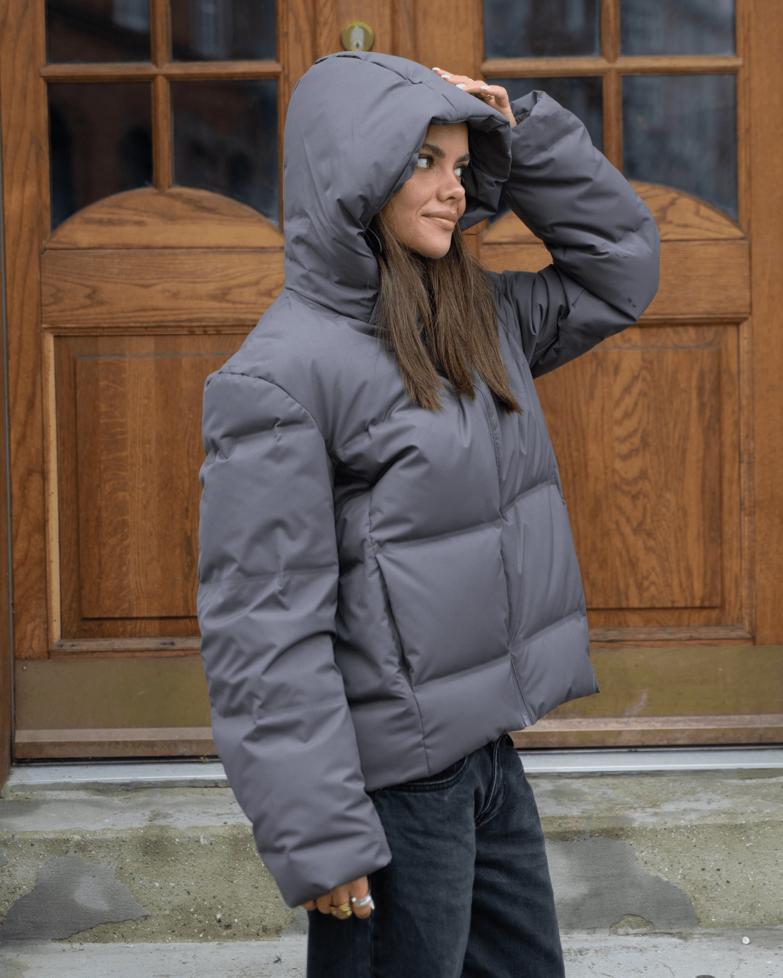 Mørkegrå Isa dunjakke med stor hætte og puffer design