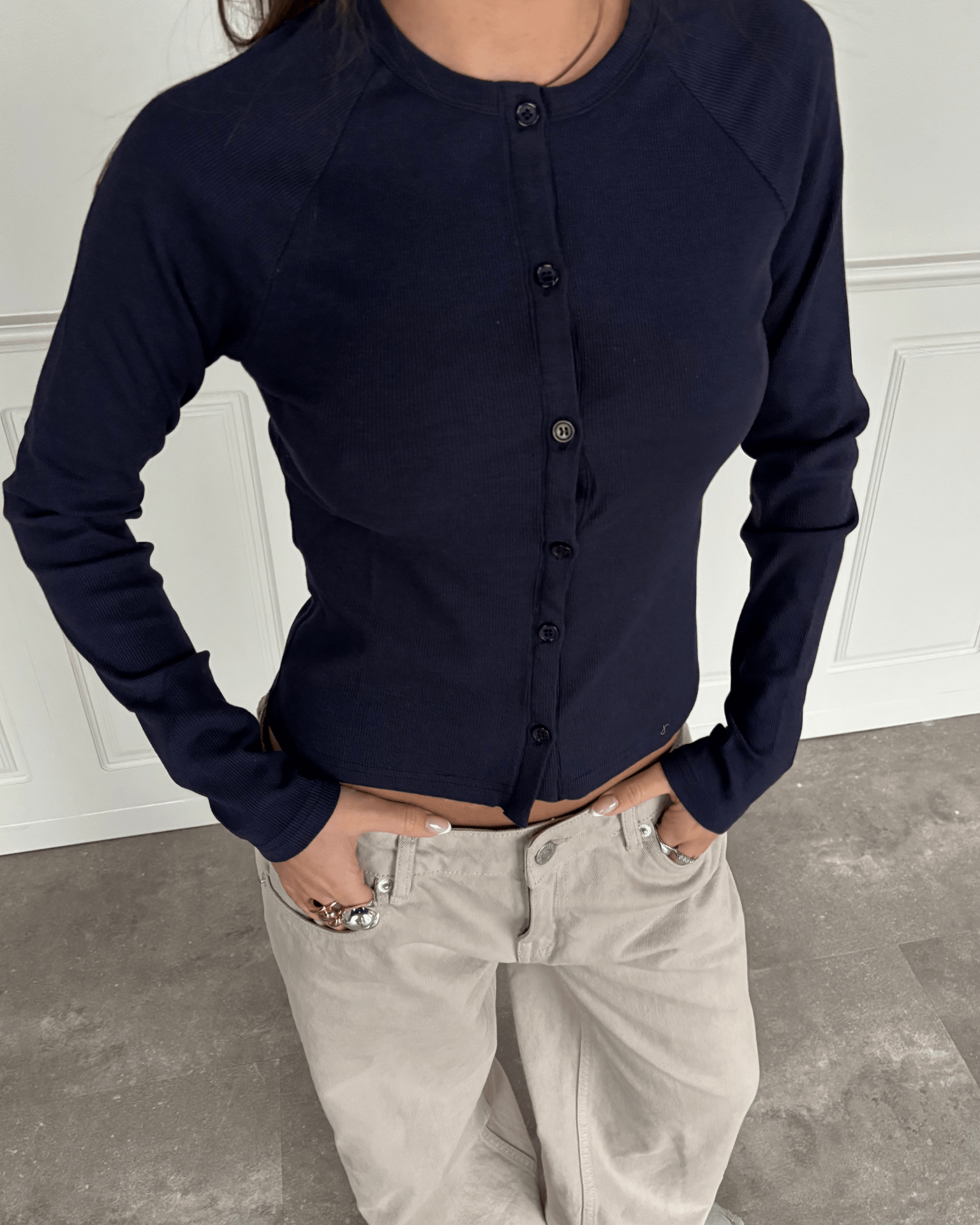 Tætsiddende navyblå Vega cardigan i bomuld med knapper og lange ærmer