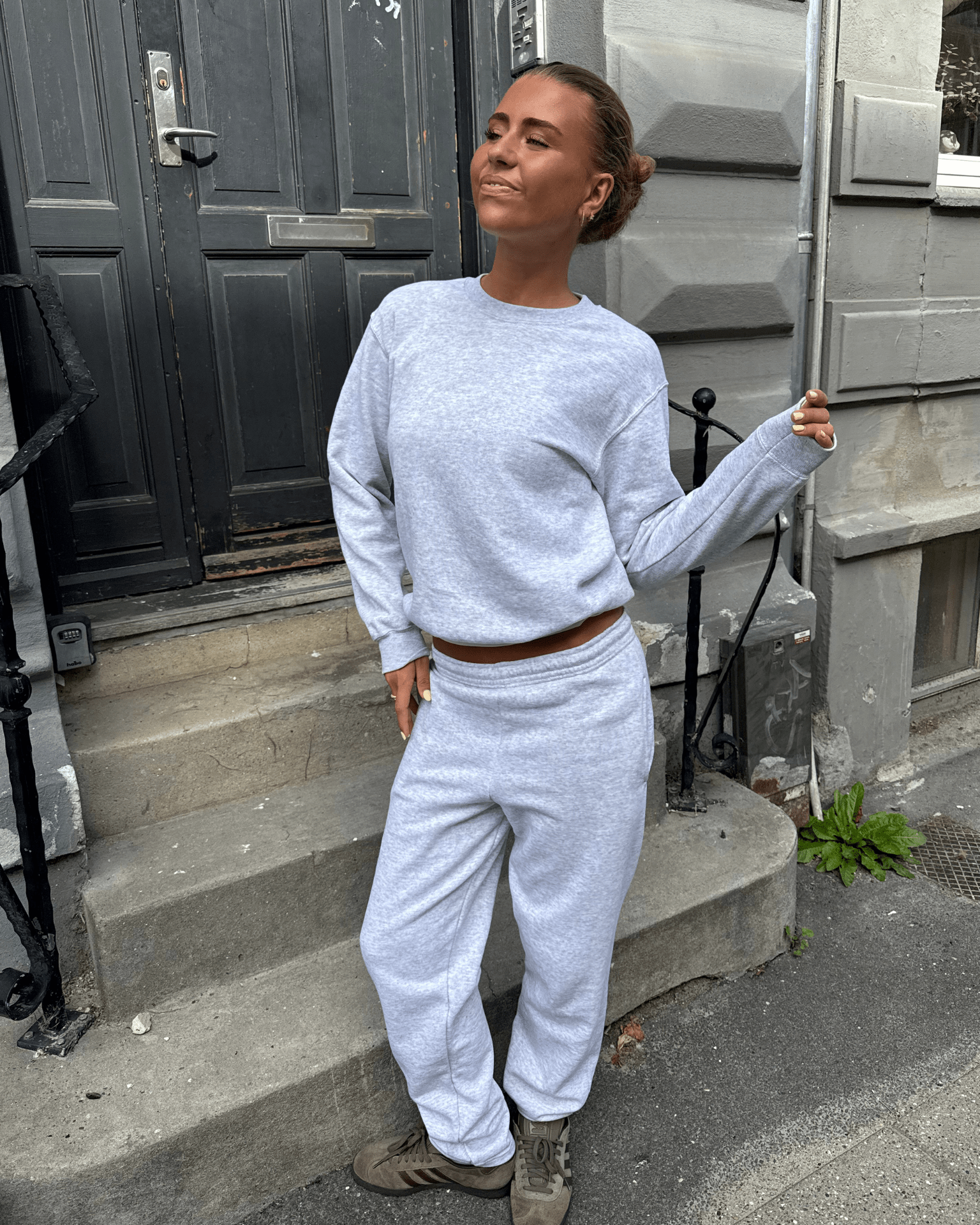 Grå Fruit sweatshirt og matchende joggingbukser på model