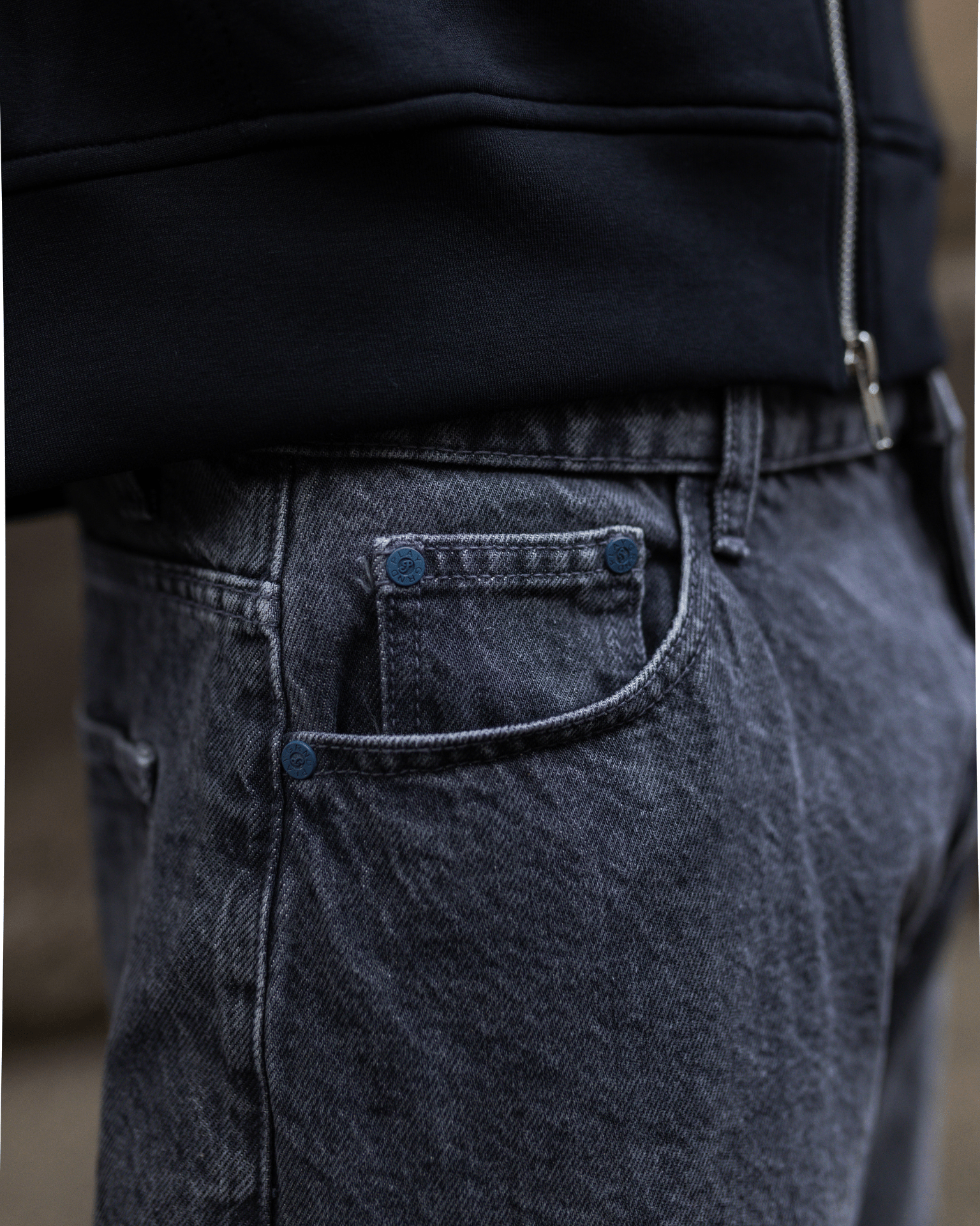 Nærbillede af mørkegrå Blake regular jeans i bomuld med lommedetaljer