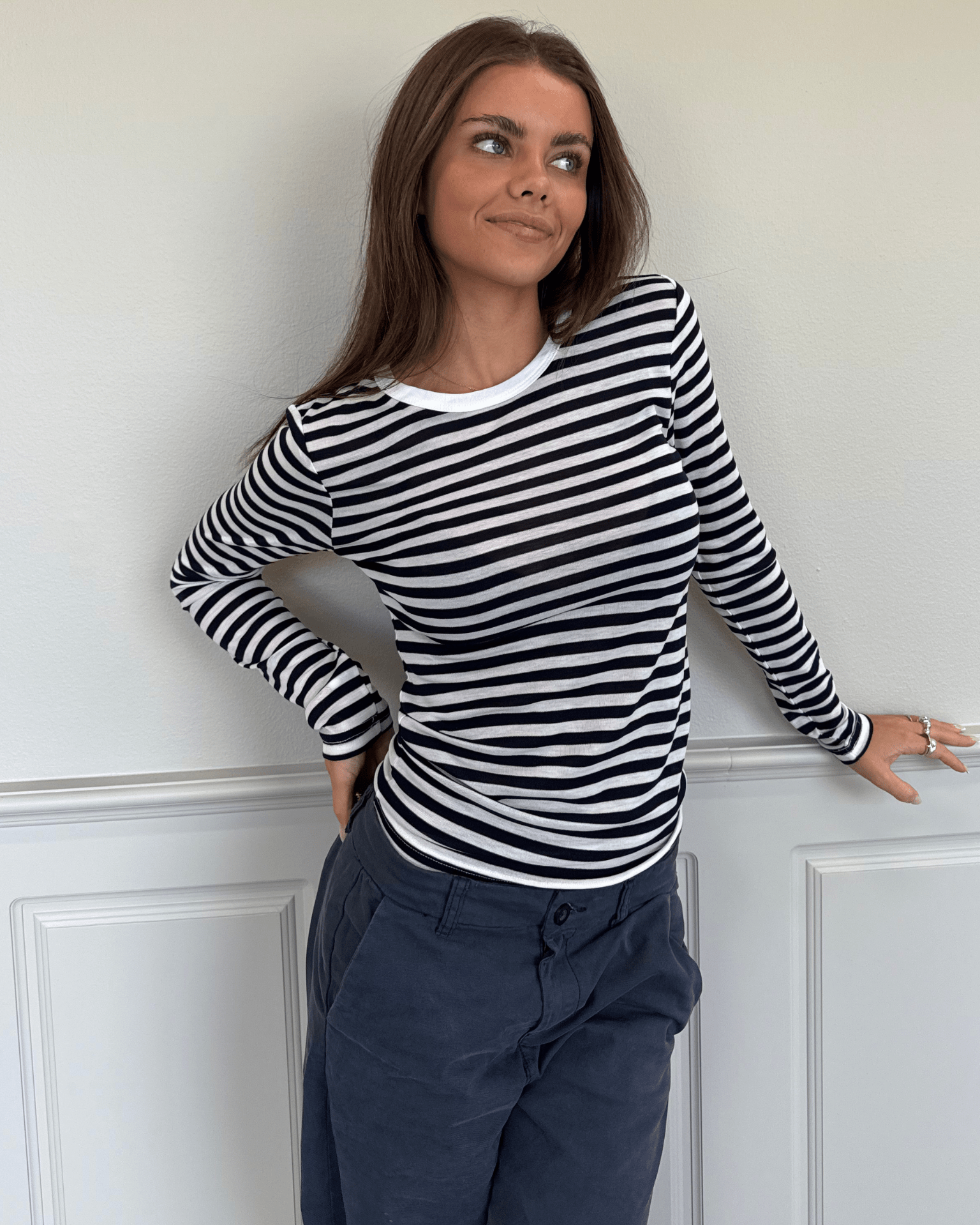 Sidse langærmet t-shirt i hvid og navy stribet mønster med tætsiddende pasform.