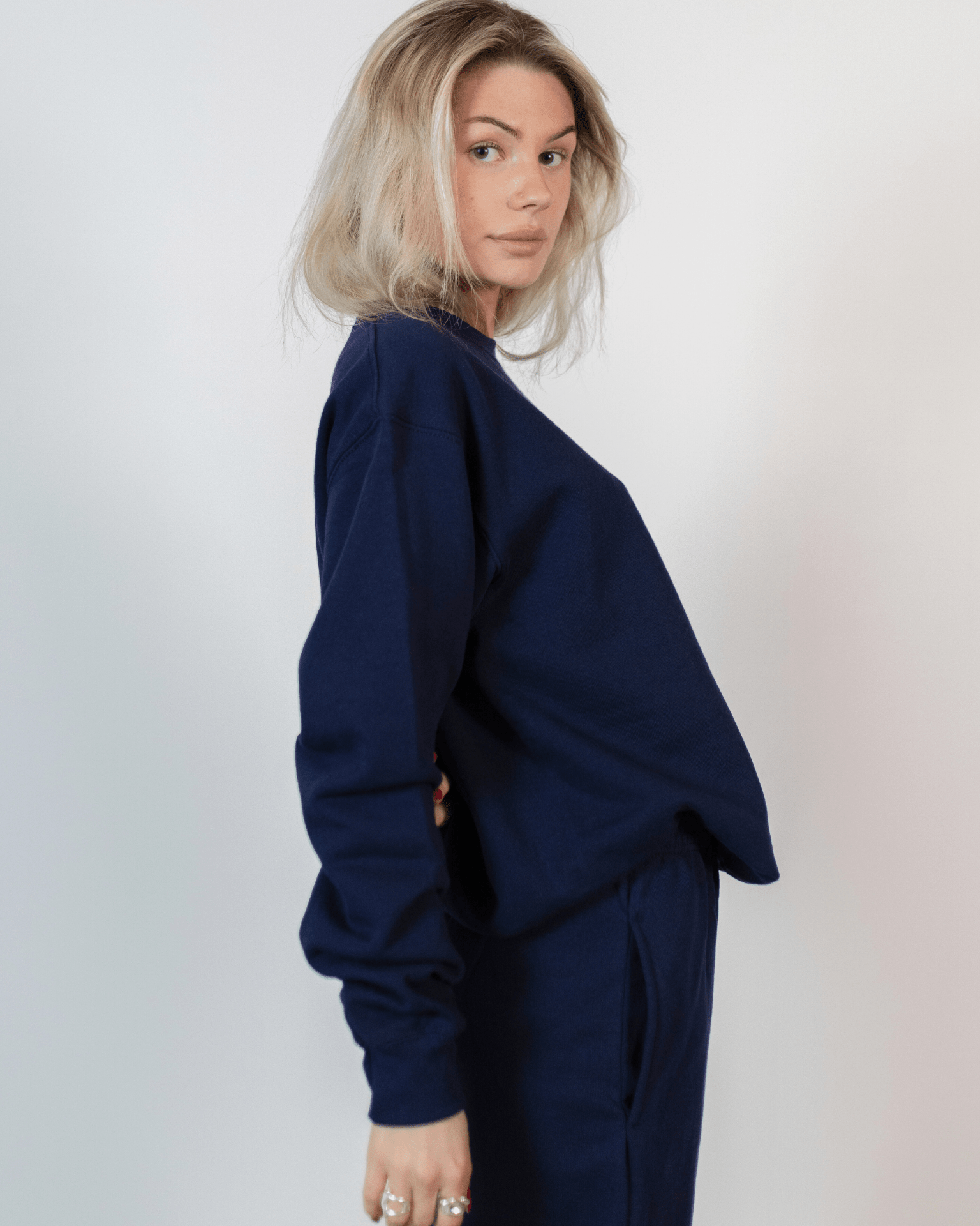 Kvinde i mørkeblå Fruit sweatshirt og matchende joggingbukser