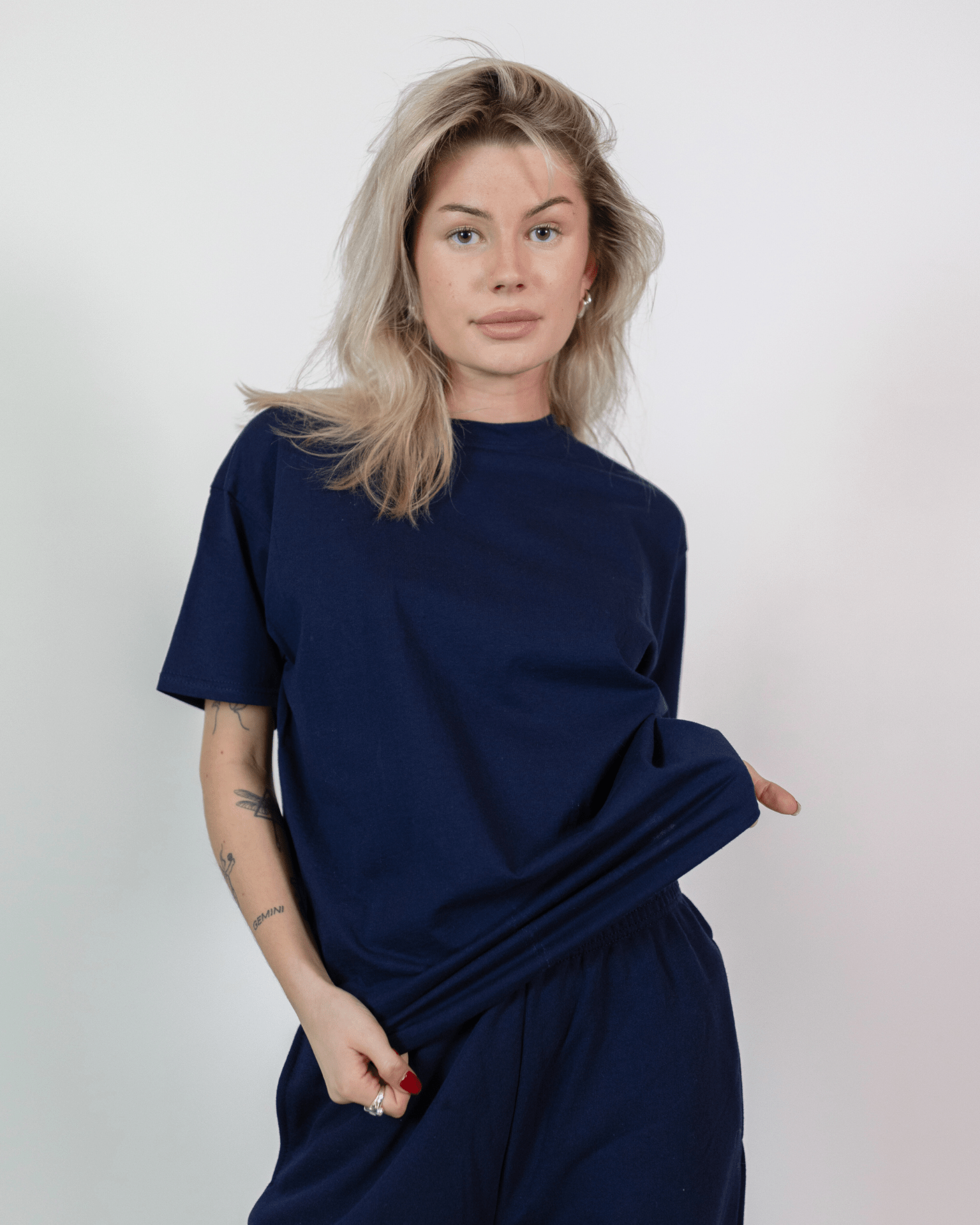 Navy Fruit of the Loom t-shirt i bomuld på en kvindelig model