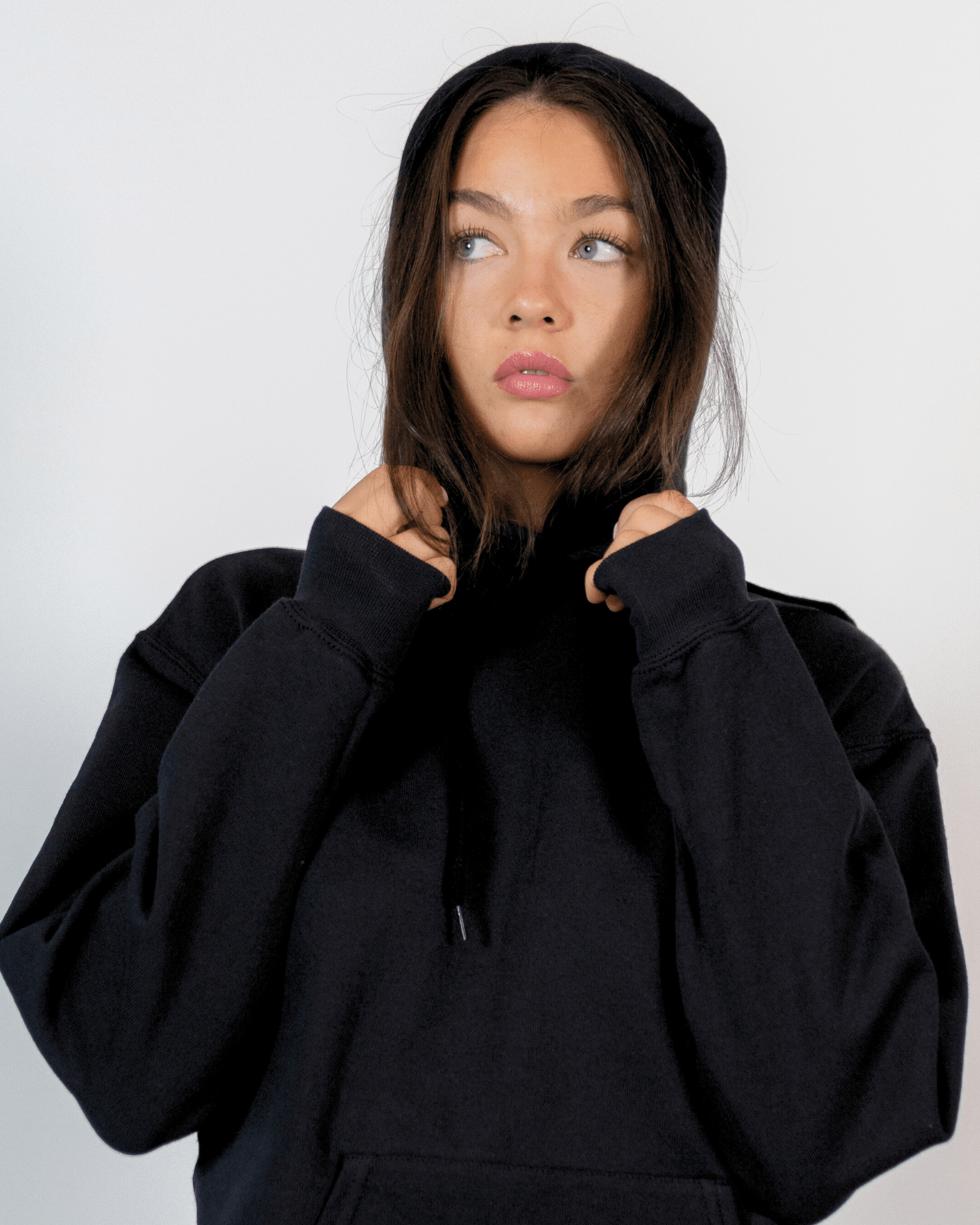Alina i sort Fruit Hoodie med hætte og normal pasform