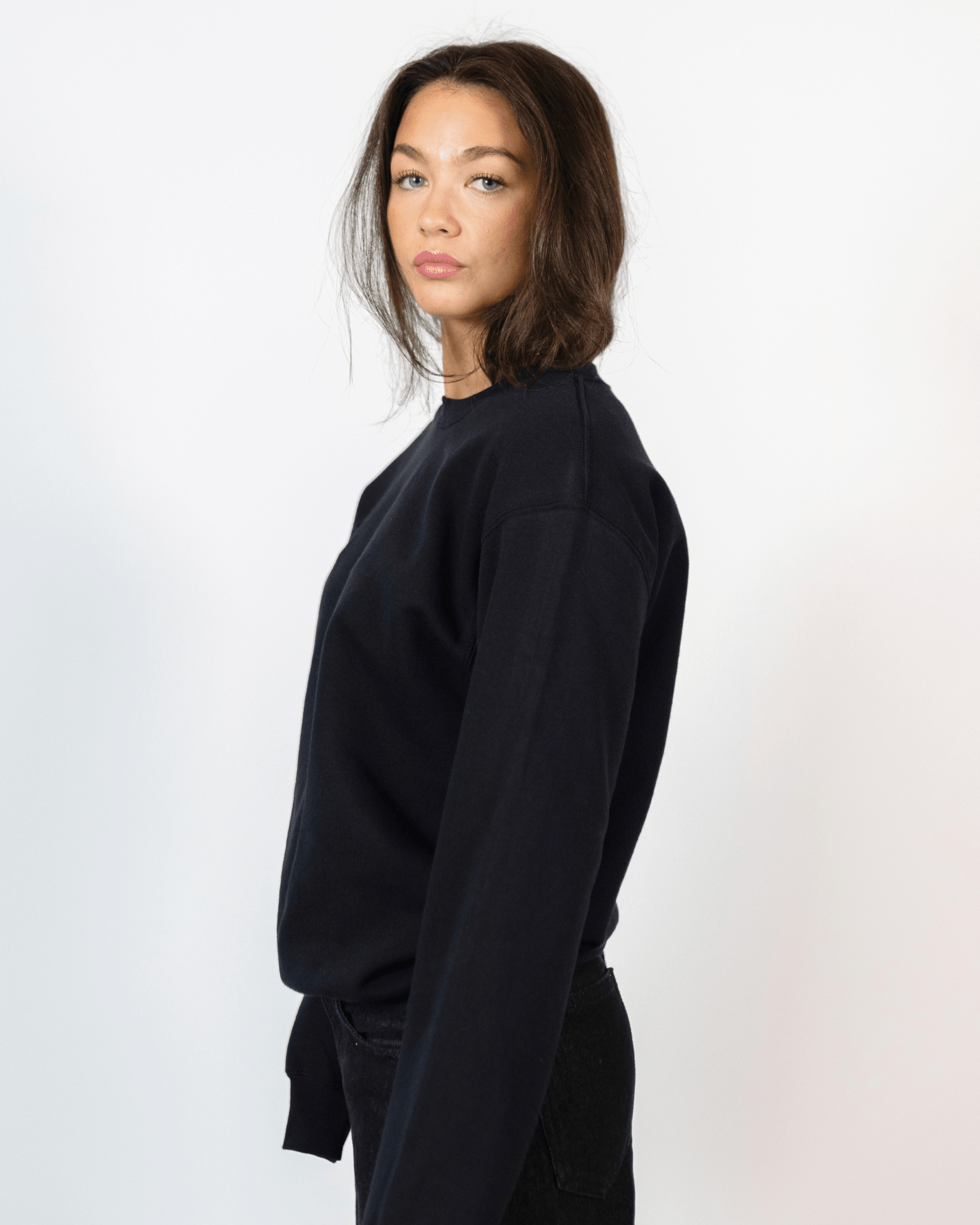 Kvinde i sort Fruit sweatshirt set fra siden mod hvid baggrund