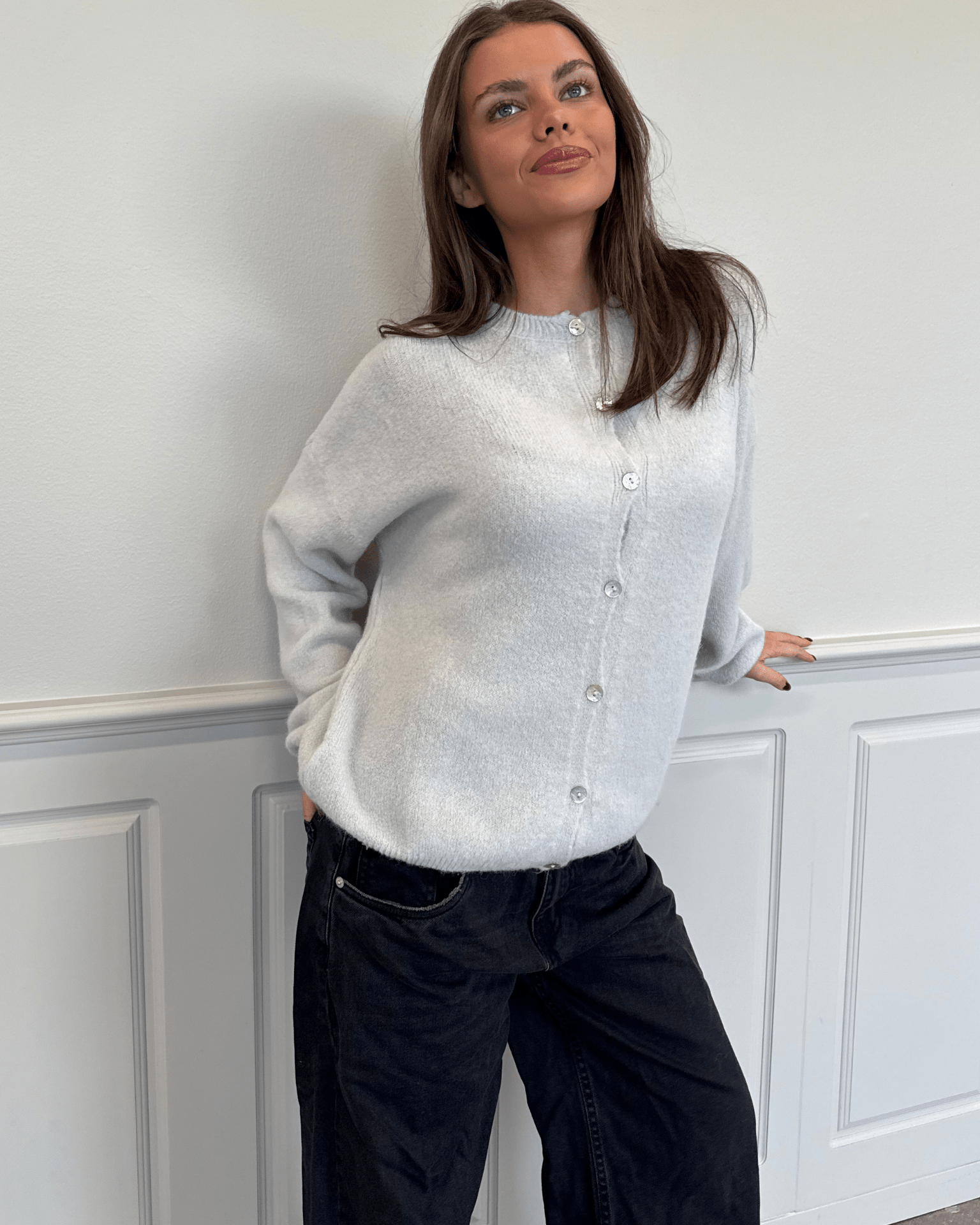 Lysegrå Molli strik cardigan med knapper, vist på model