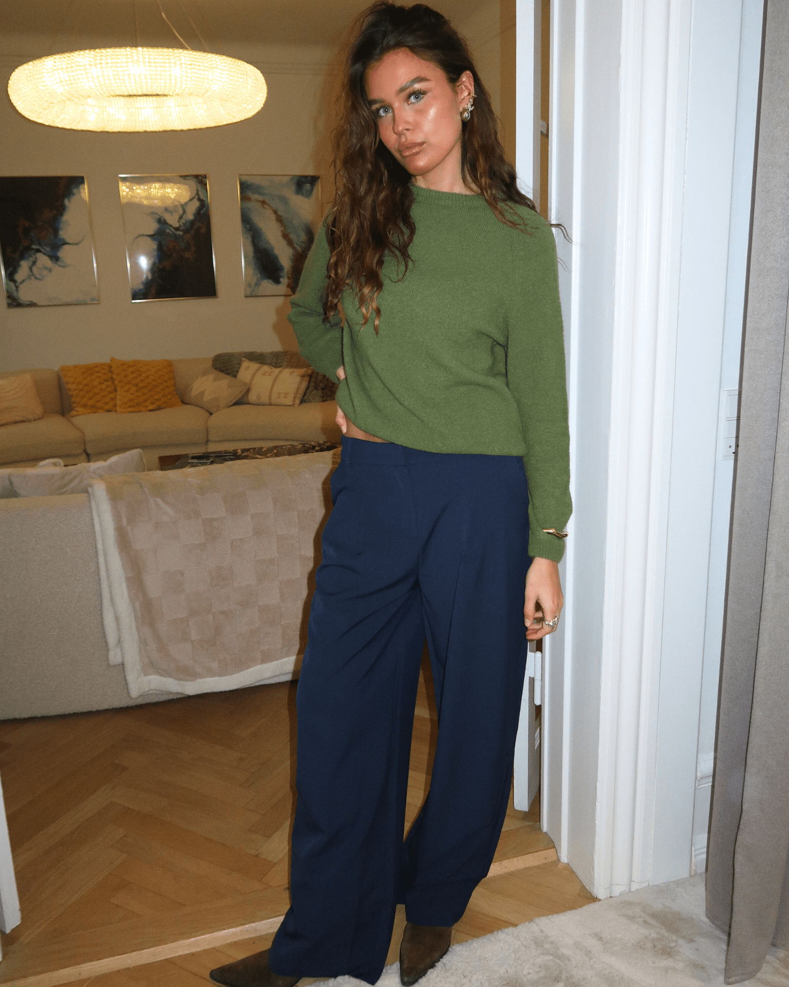 Navyblå Aia baggy suit pants med løs pasform og grøn striktrøje